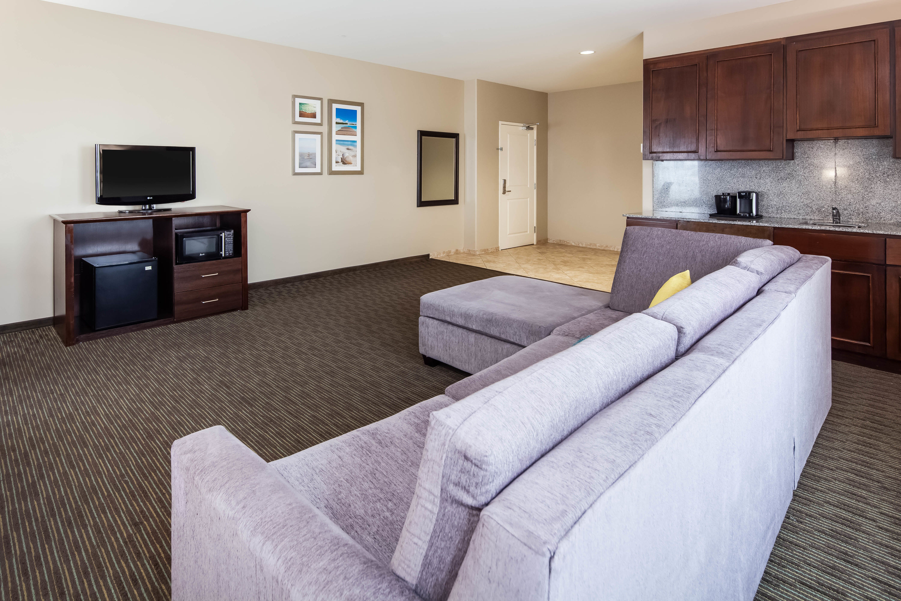 La Quinta Inn & Suites by Wyndham Inglewood suite in Inglewood, California