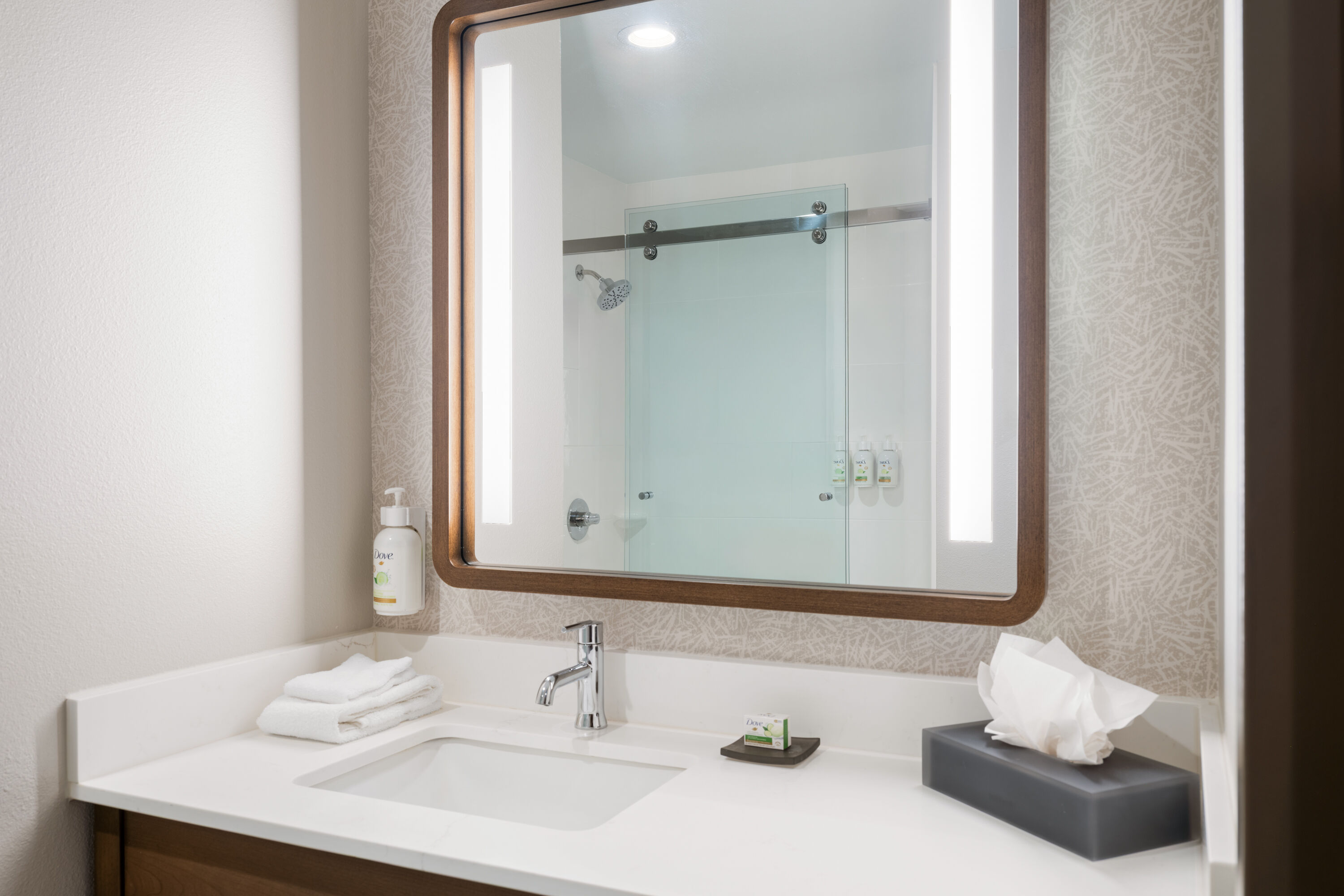 Guest room bath at the La Quinta Inn & Suites by Wyndham Lincoln in Lincoln, California