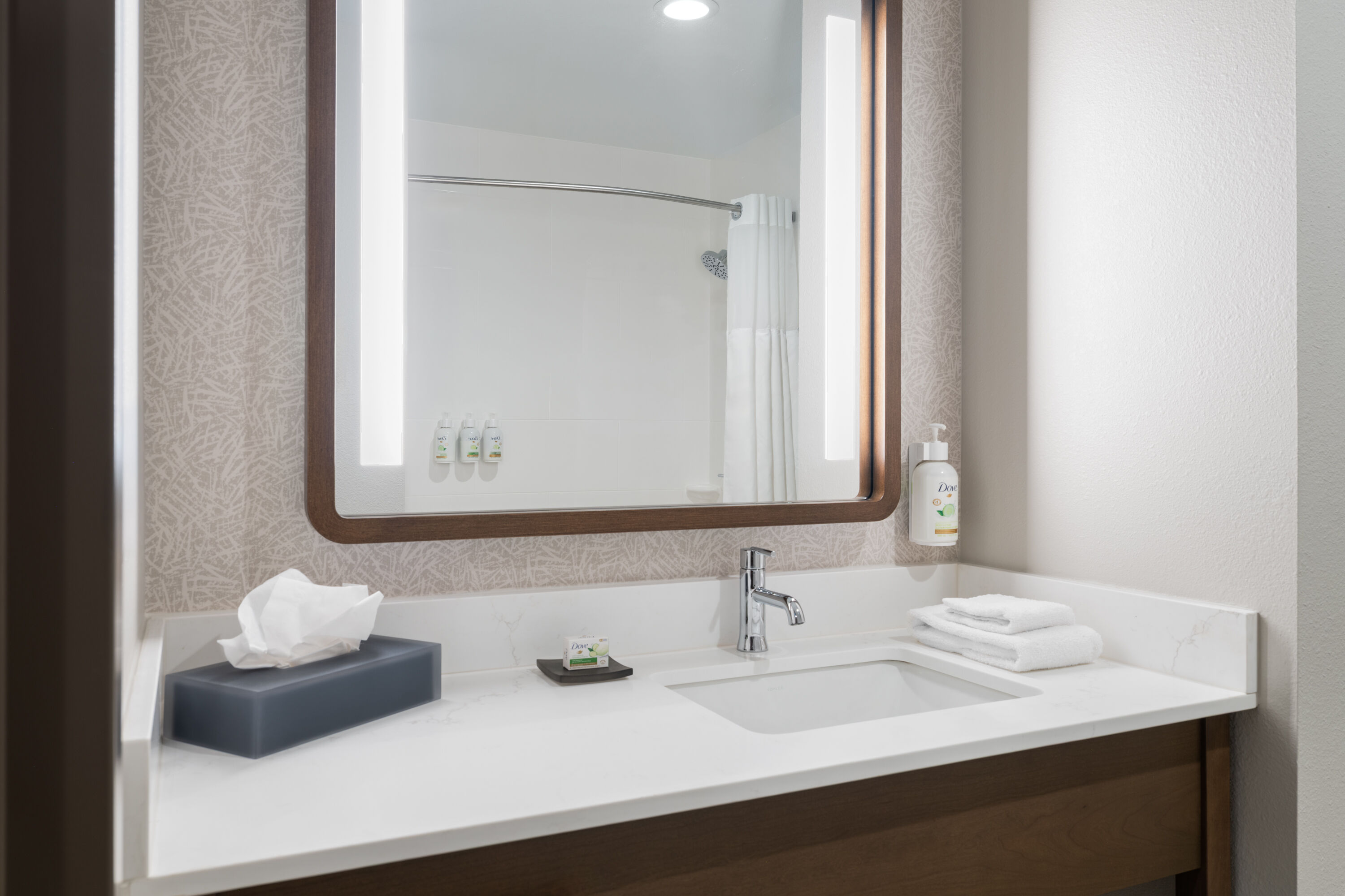 Guest room bath at the La Quinta Inn & Suites by Wyndham Lincoln in Lincoln, California