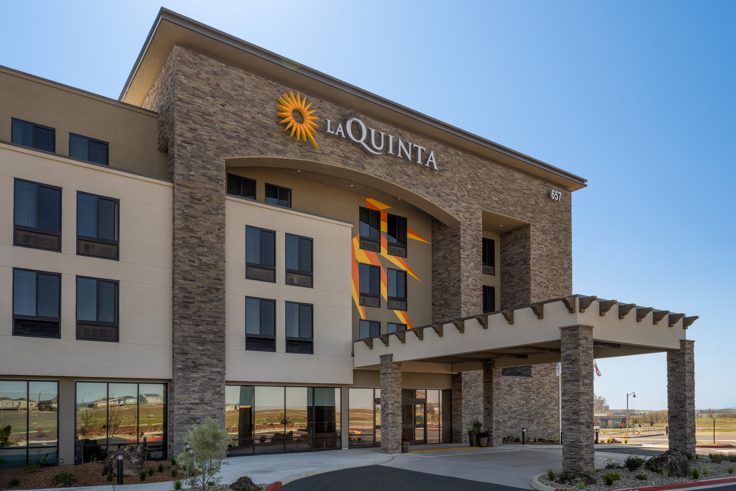 Exterior Day Image of La Quinta Inn & Suites by Wyndham Lincoln hotel in Lincoln, California