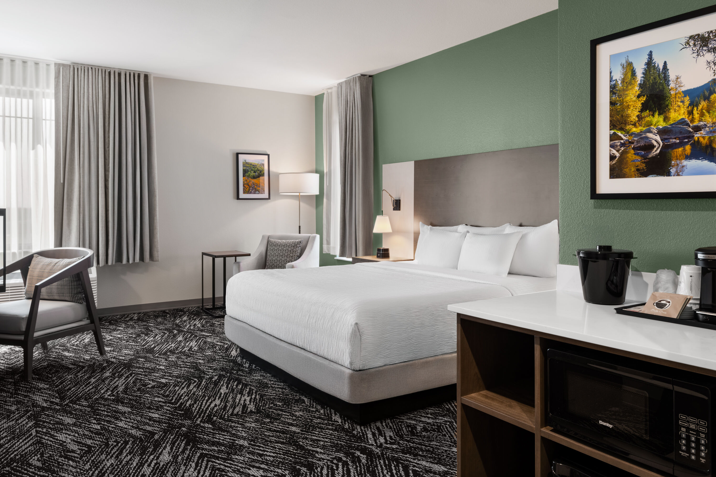 Guest room at the La Quinta Inn & Suites by Wyndham Lincoln in Lincoln, California