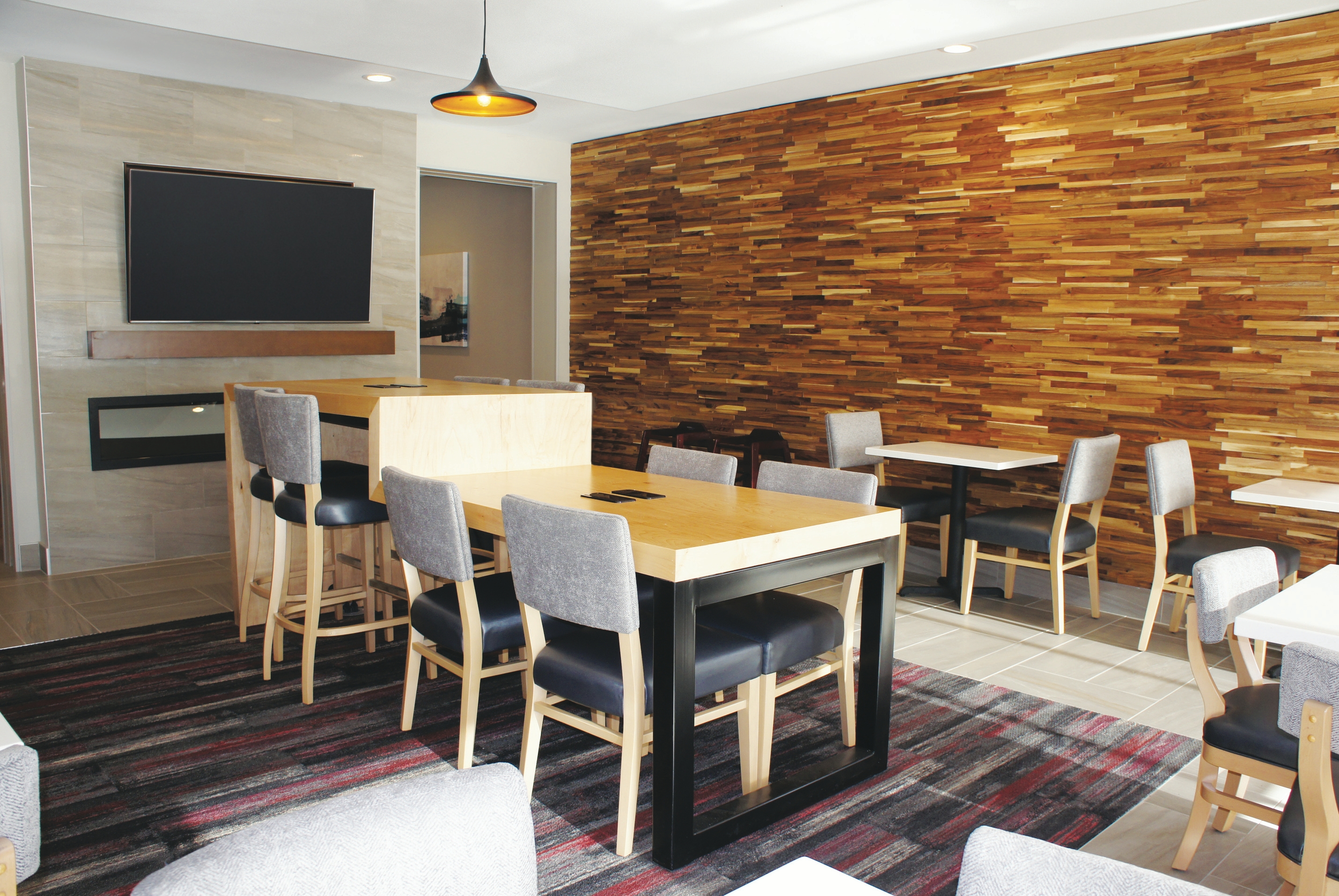 La Quinta Inn & Suites by Wyndham Madera restaurant breakfast area with seating in Madera, California