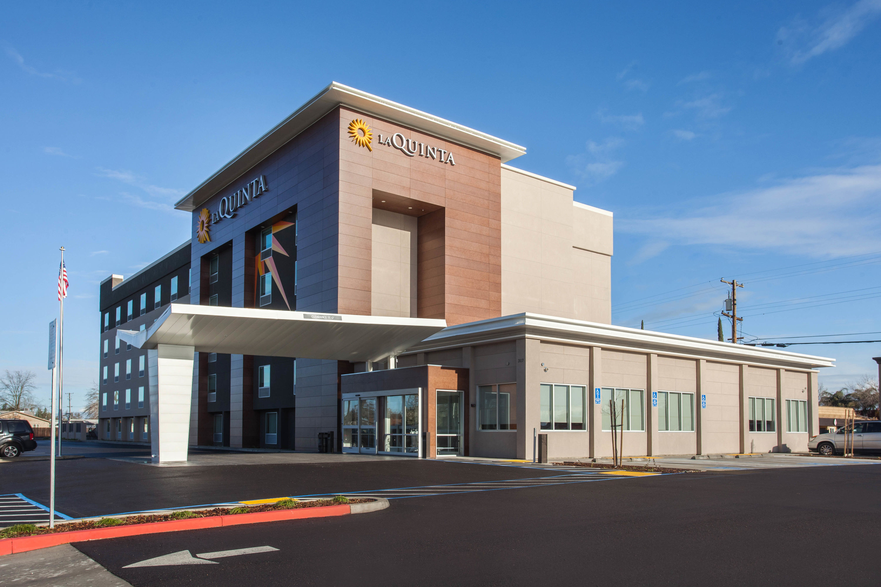 Exterior Day Image of La Quinta Inn & Suites by Wyndham Madera hotel in Madera, California