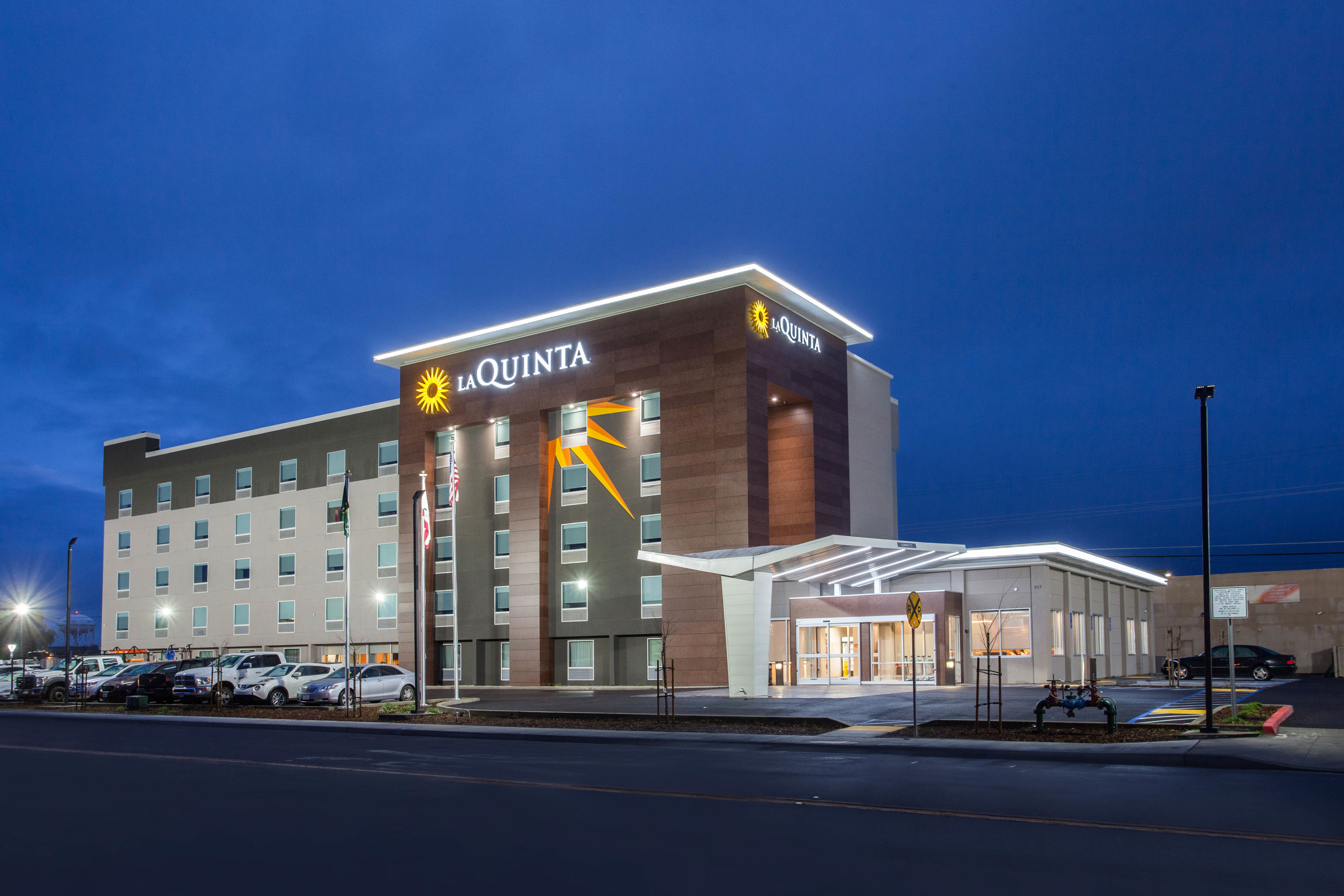 Exterior Dusk Image of La Quinta Inn & Suites by Wyndham Madera hotel in Madera, California
