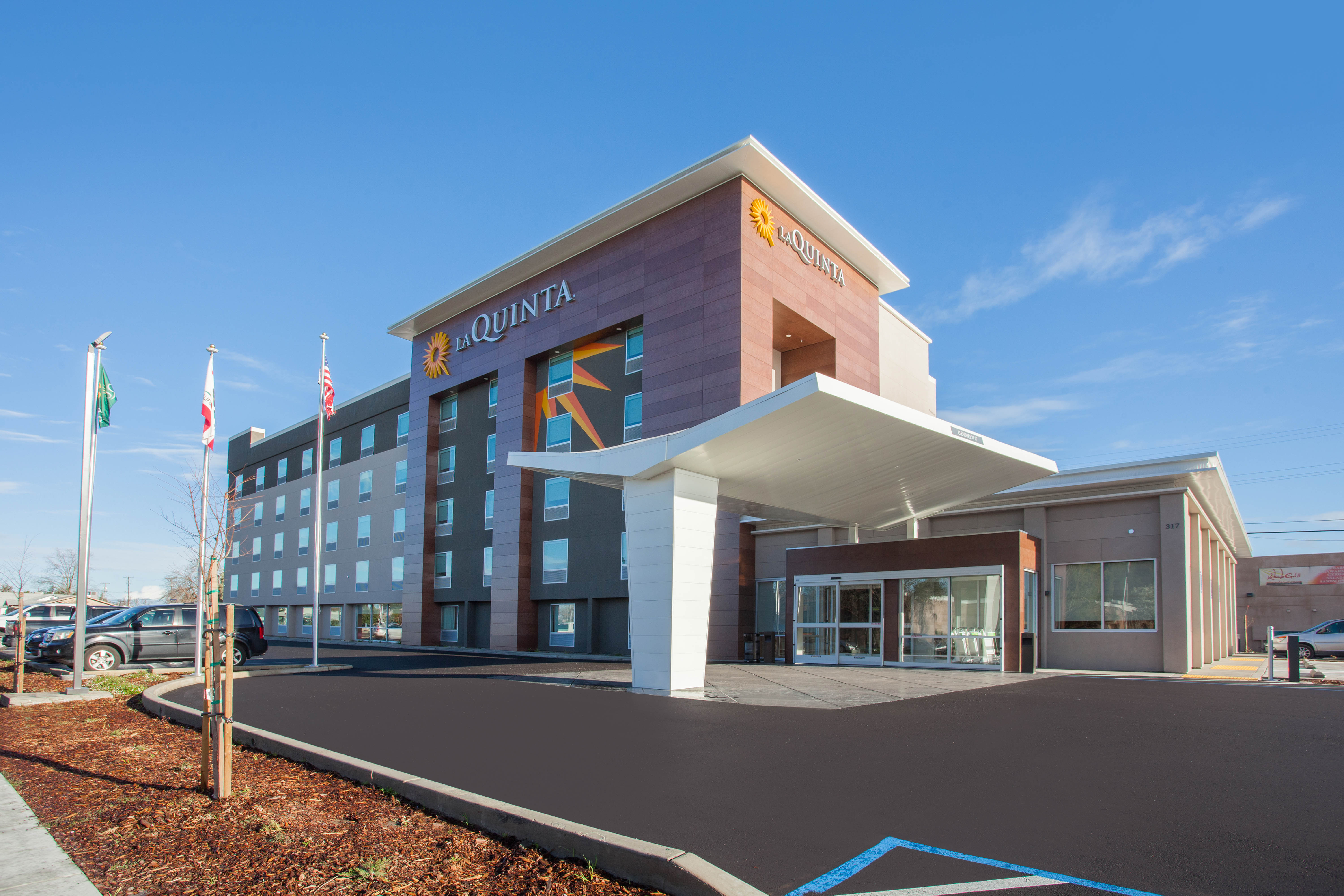 Exterior Day Image of La Quinta Inn & Suites by Wyndham Madera hotel in Madera, California