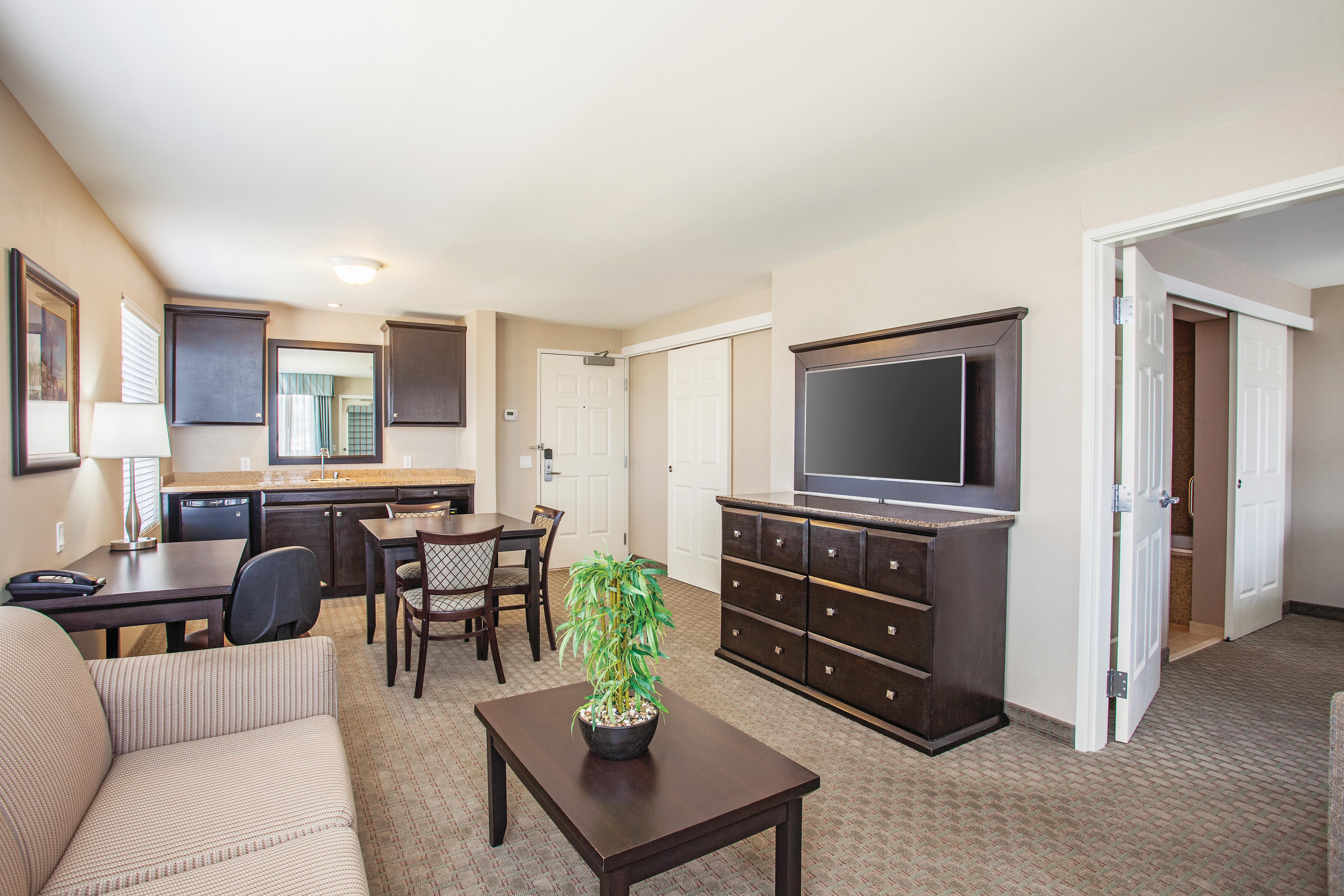 La Quinta Inn & Suites by Wyndham Paso Robles suite in Paso Robles, California