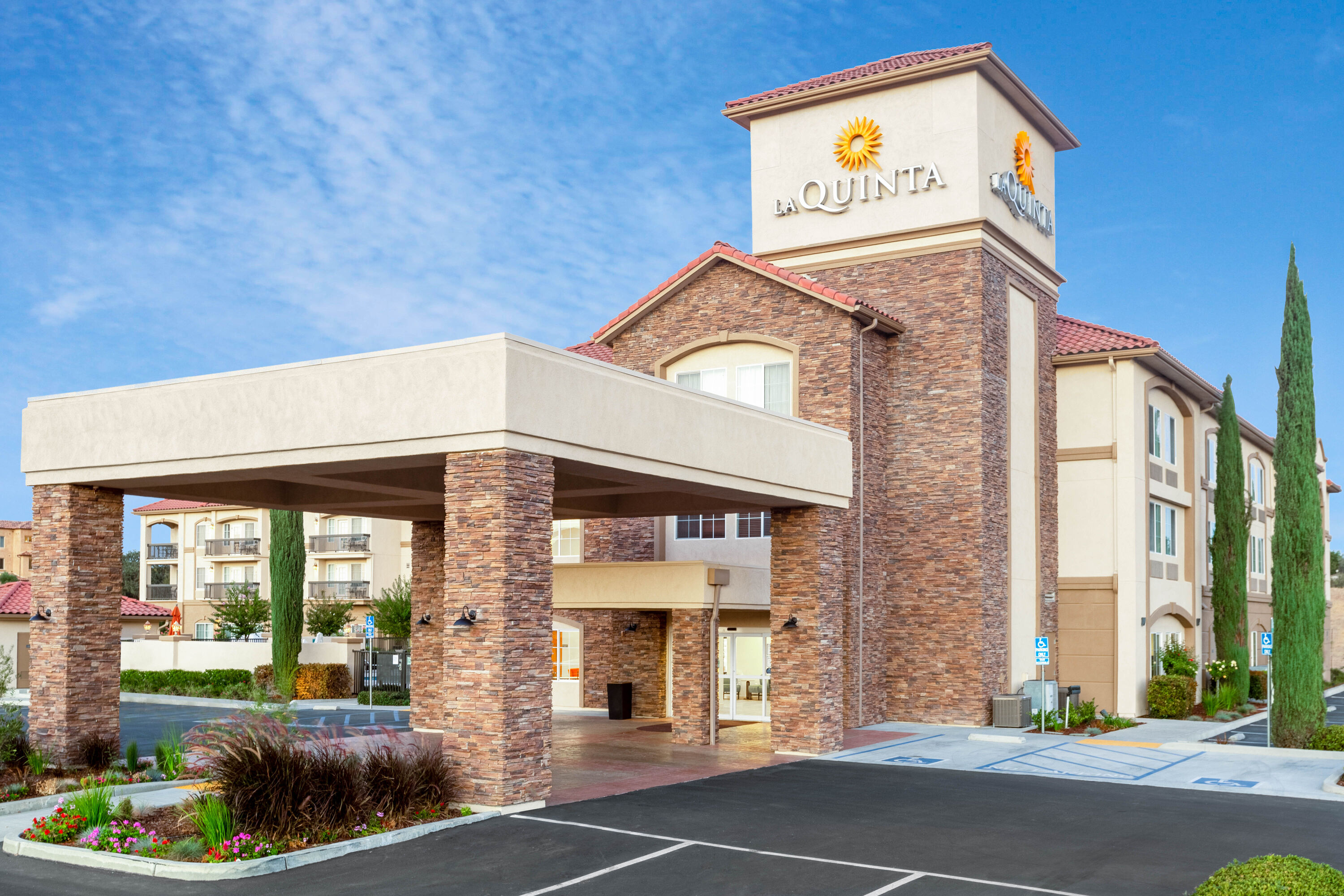 Exterior Day Image of La Quinta Inn & Suites by Wyndham Paso Robles hotel in Paso Robles, California