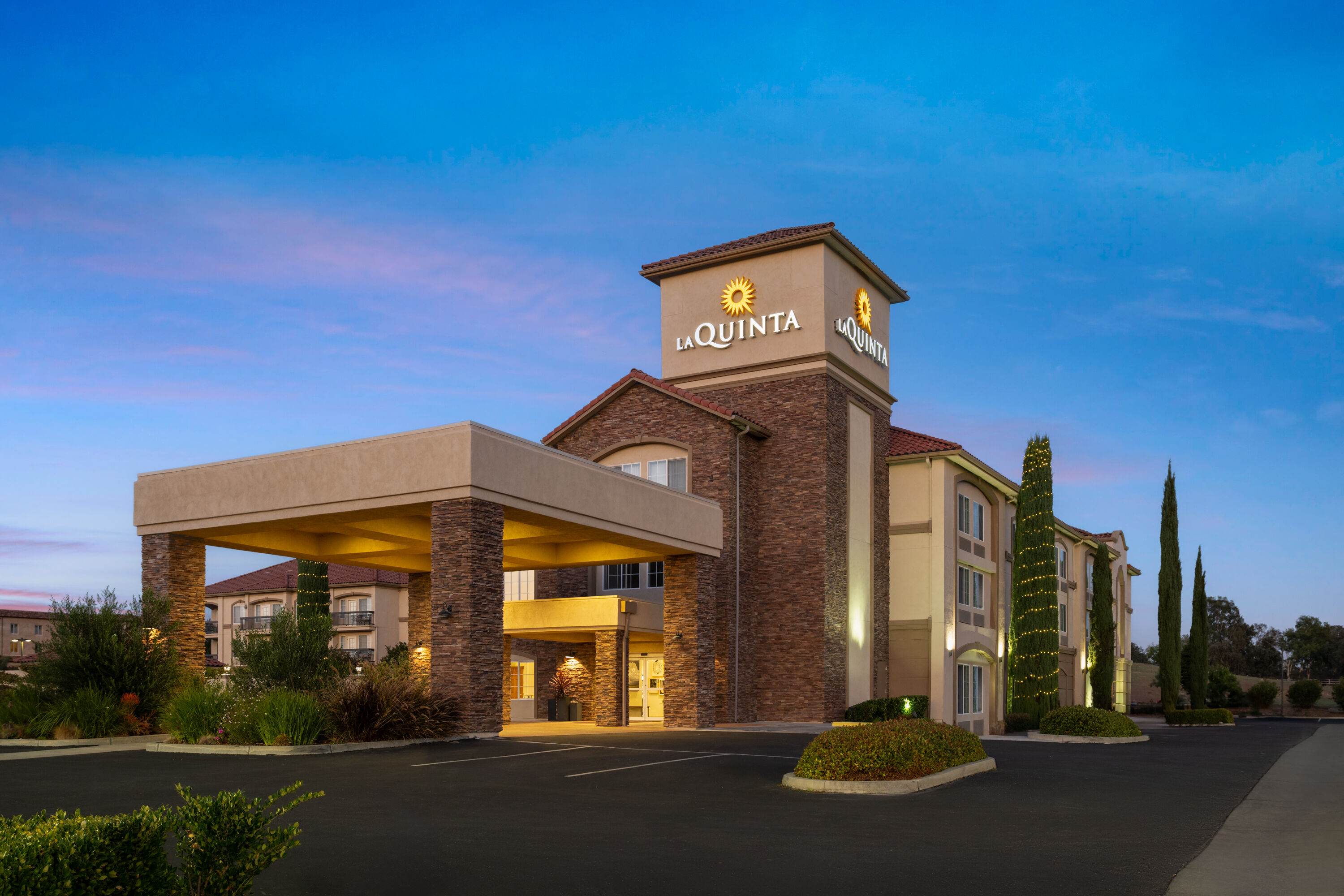 Exterior Dusk Image of La Quinta Inn & Suites by Wyndham Paso Robles hotel in Paso Robles, California
