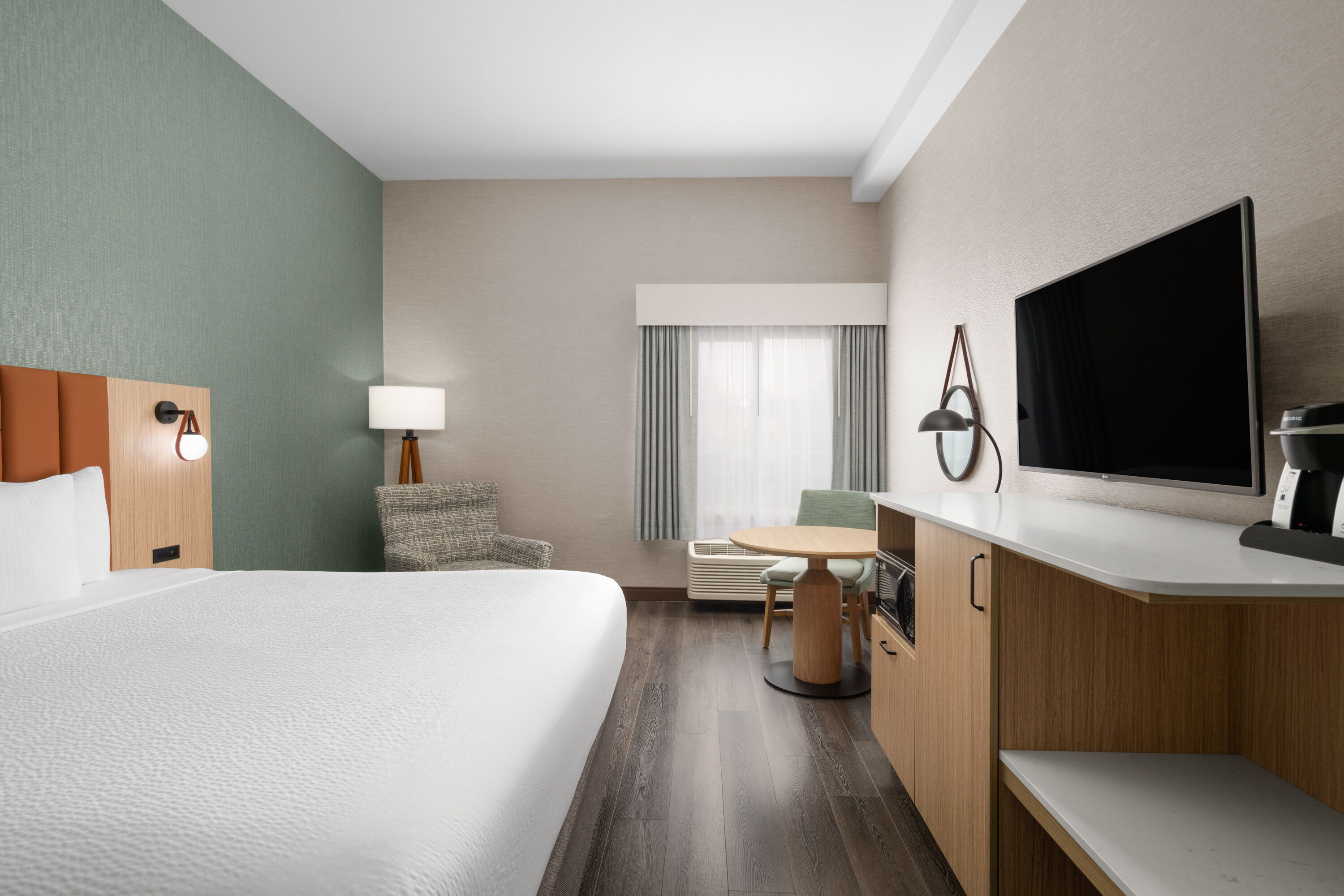 Guest room at the La Quinta Inn & Suites by Wyndham Paso Robles in Paso Robles, California