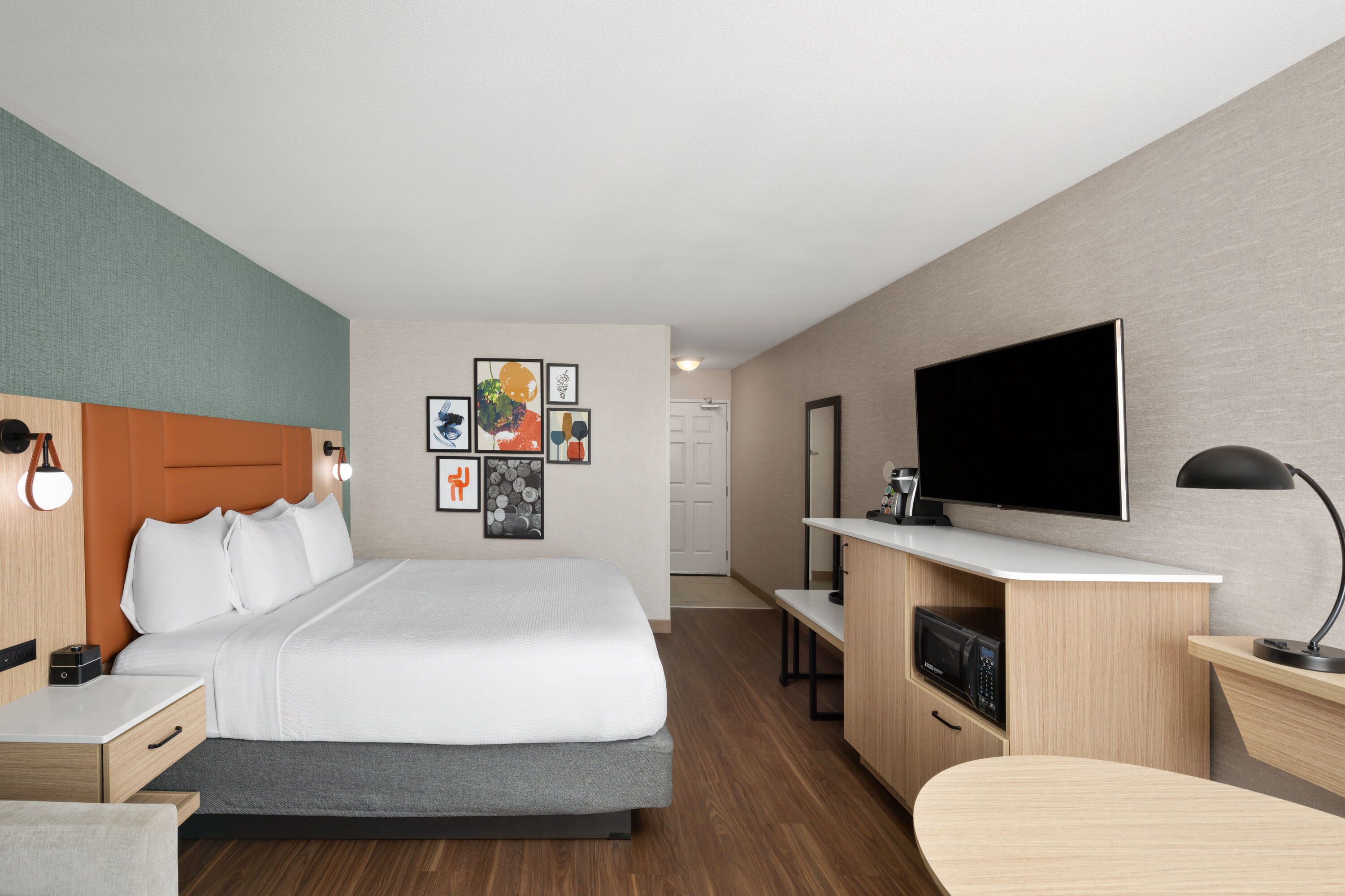 Guest room at the La Quinta Inn & Suites by Wyndham Paso Robles in Paso Robles, California