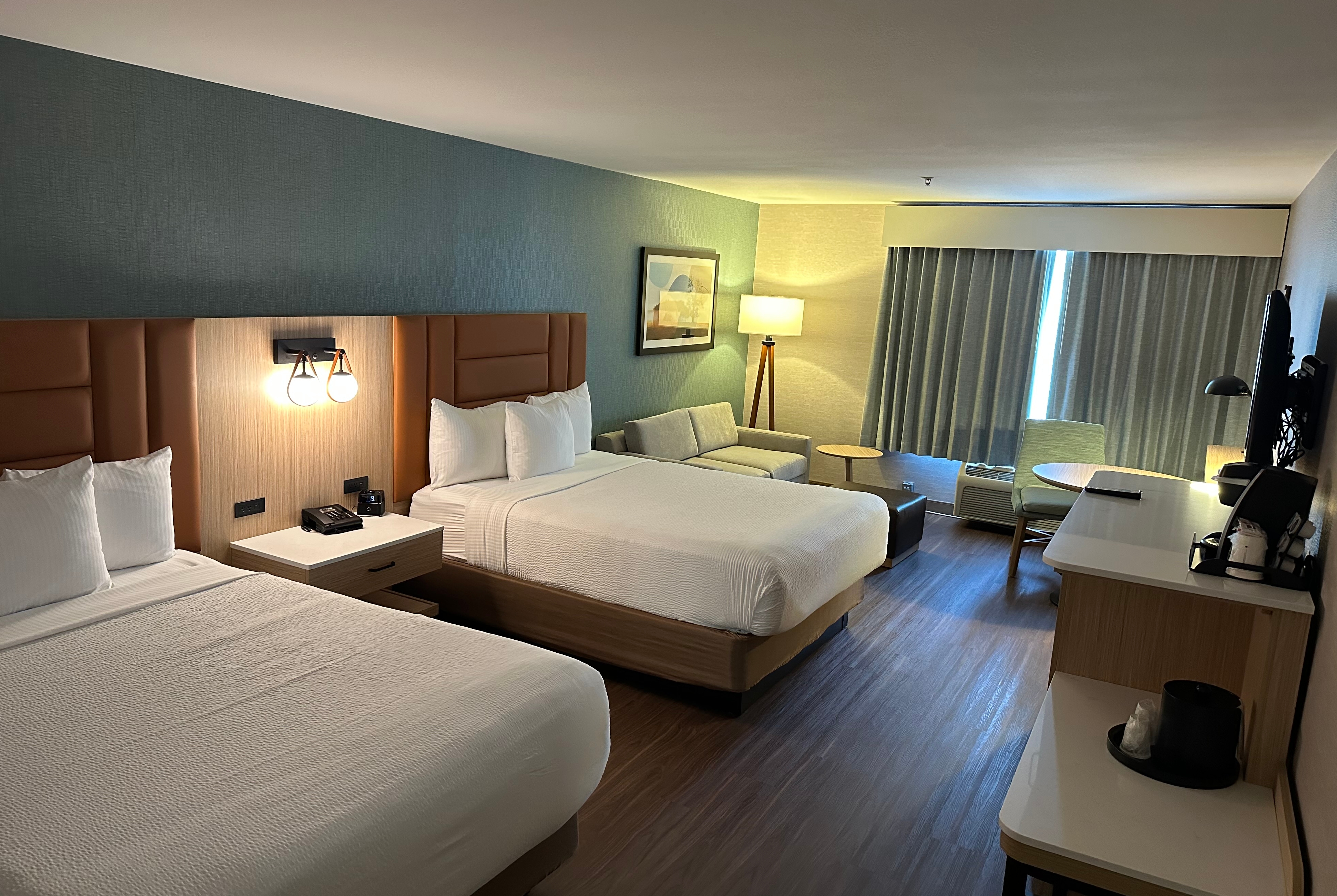 Queen bed guest room at the La Quinta Inn & Suites by Wyndham Paso Robles in Paso Robles, California