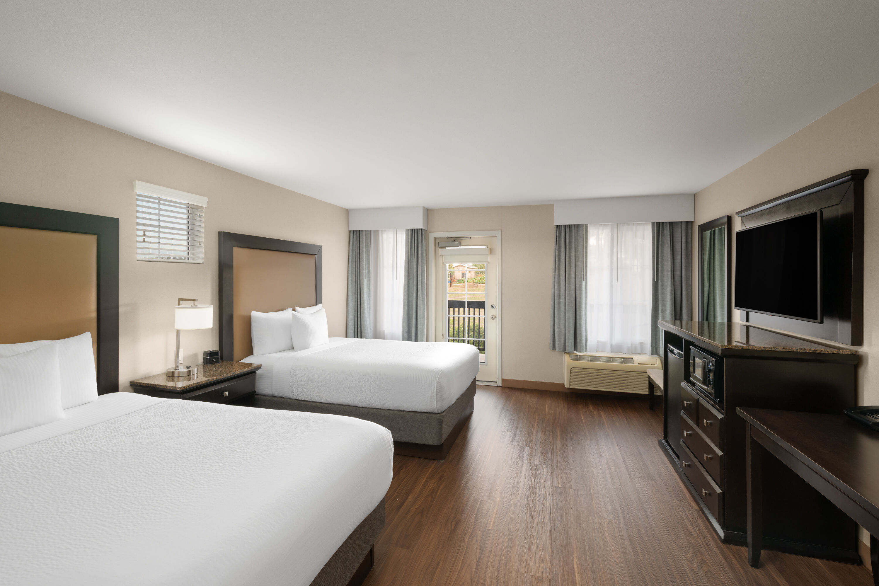 La Quinta Inn & Suites by Wyndham Paso Robles suite in Paso Robles, California