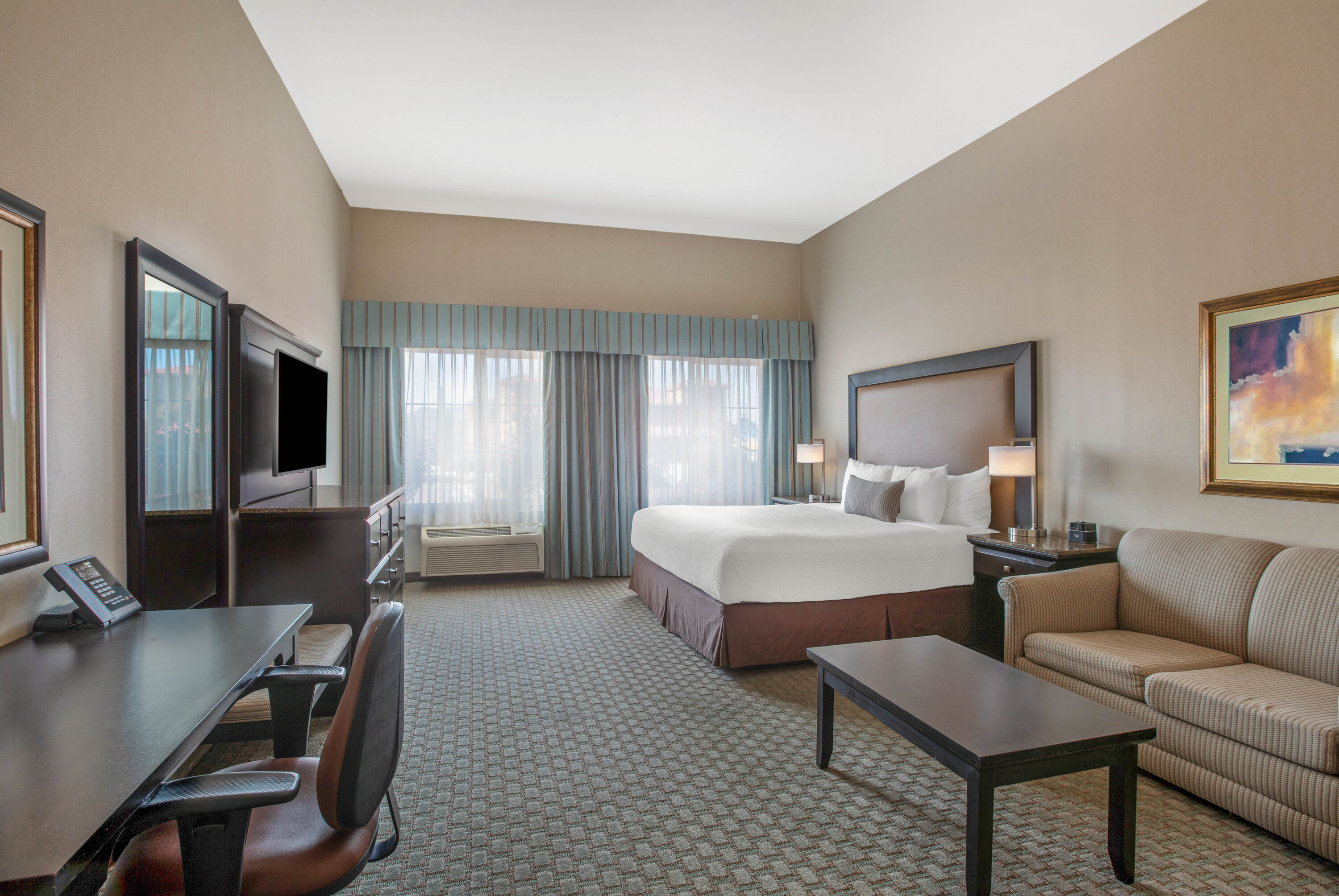 La Quinta Inn & Suites by Wyndham Paso Robles suite in Paso Robles, California