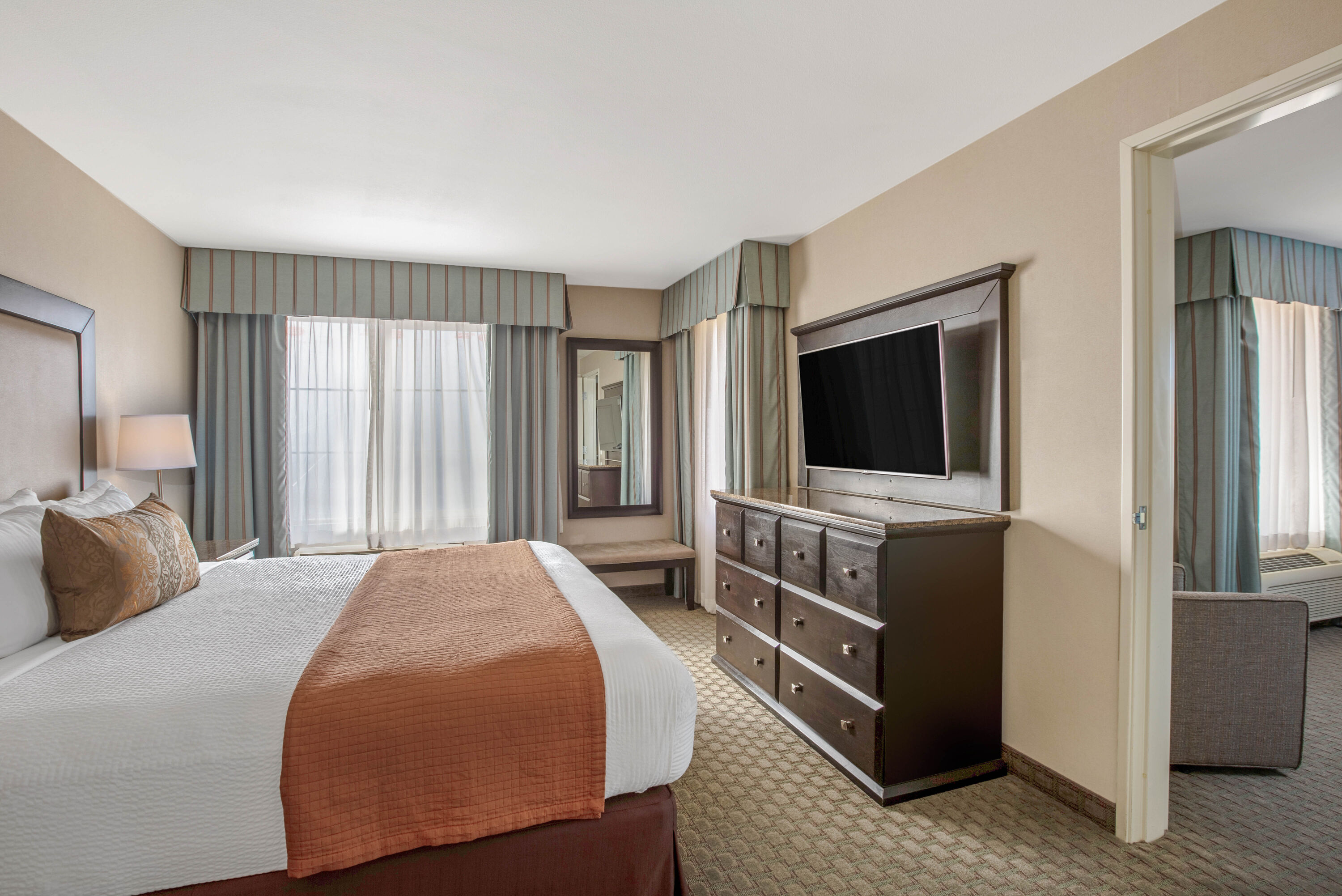 La Quinta Inn & Suites by Wyndham Paso Robles suite in Paso Robles, California