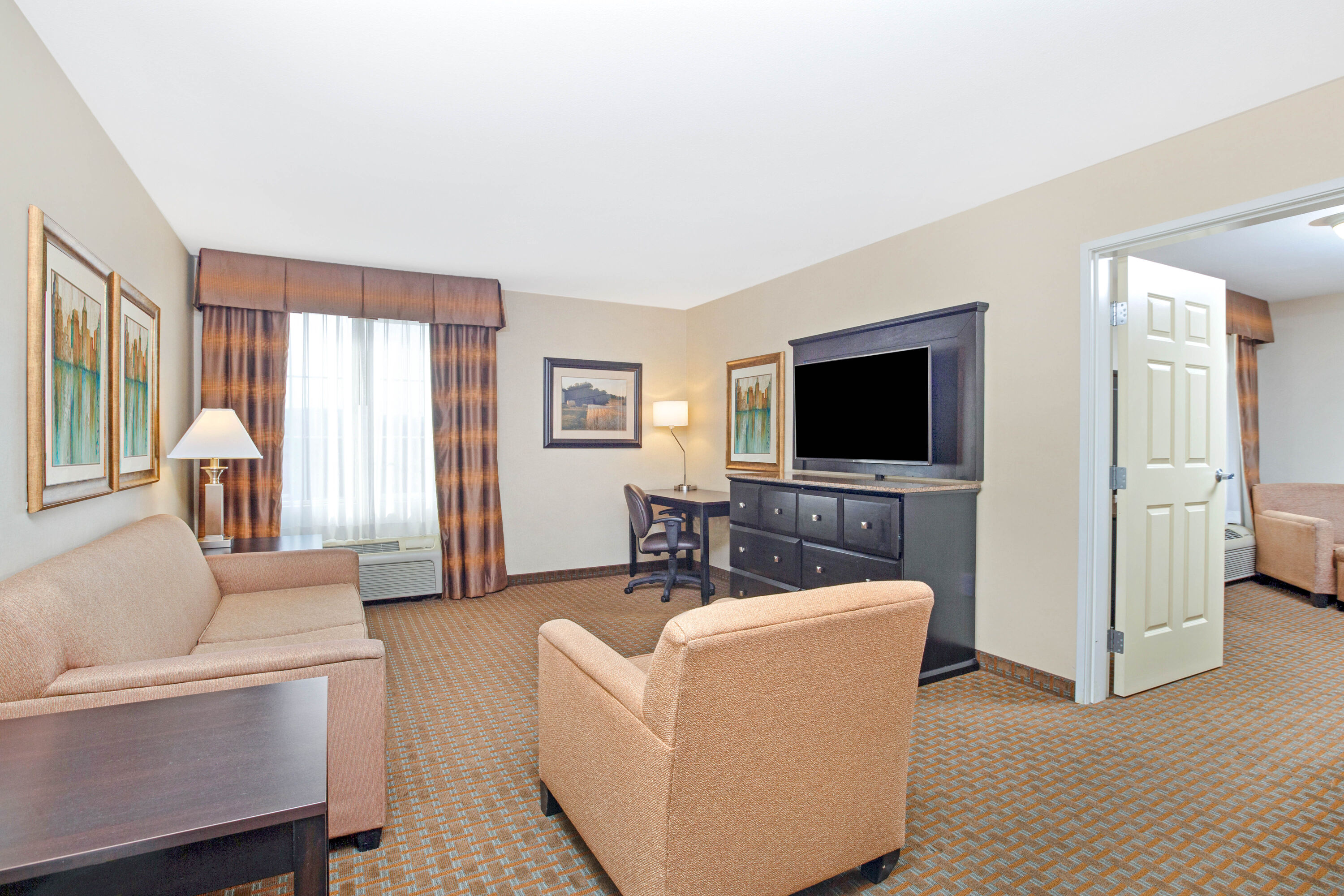 La Quinta Inn & Suites by Wyndham Paso Robles suite in Paso Robles, California
