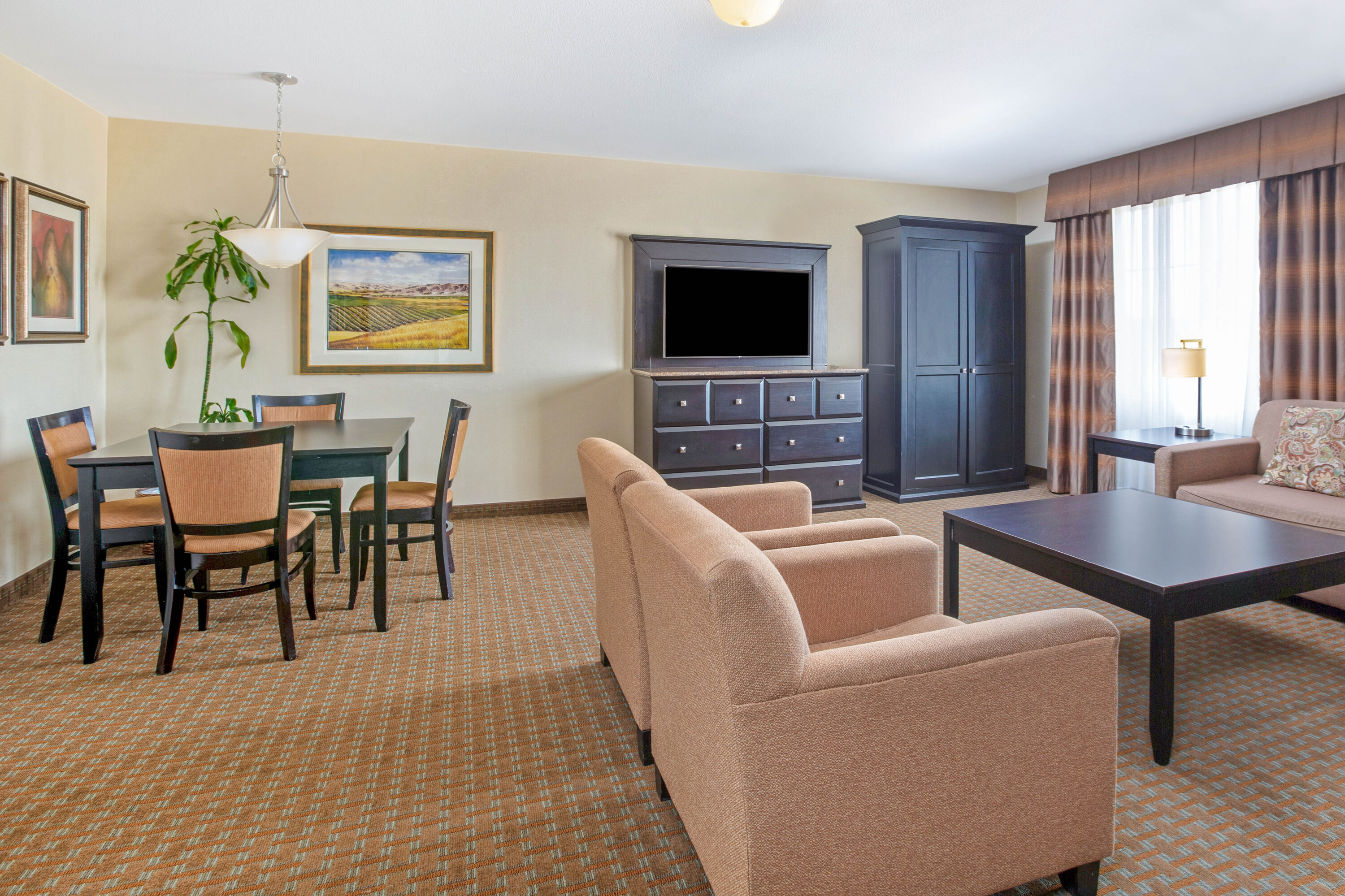 La Quinta Inn & Suites by Wyndham Paso Robles suite in Paso Robles, California