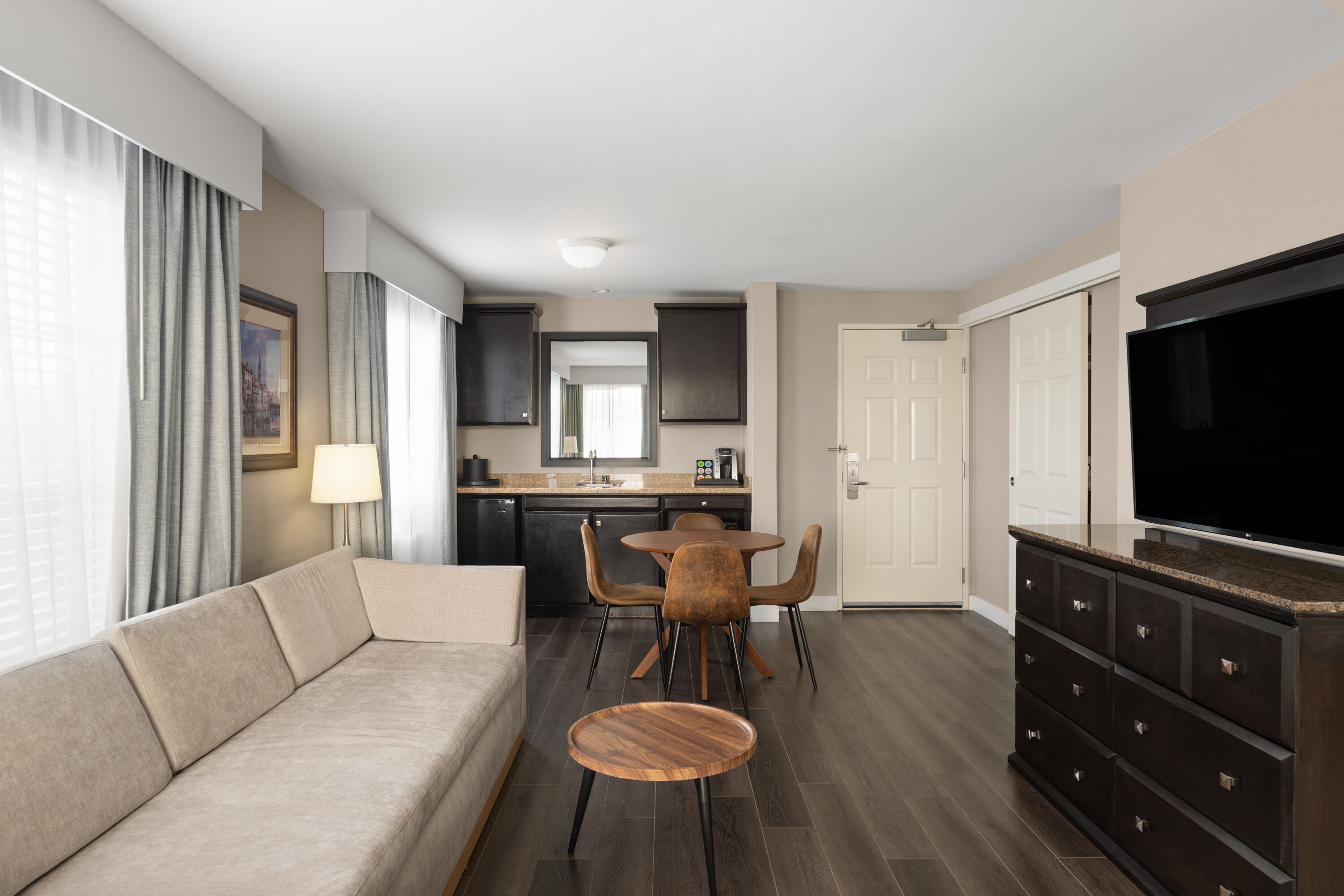 La Quinta Inn & Suites by Wyndham Paso Robles suite in Paso Robles, California