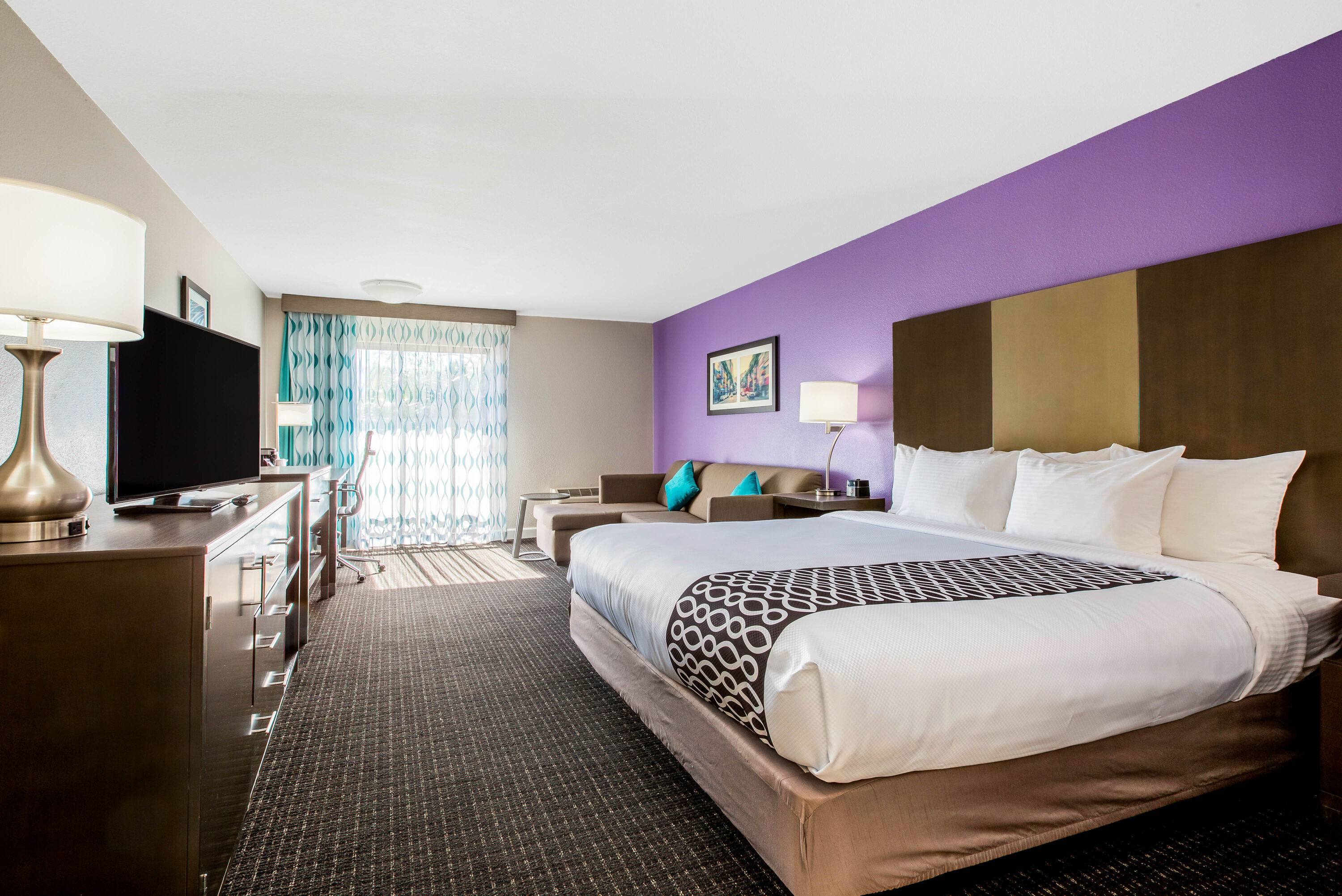Pomona California Hotels; La Quinta Inn & Suites by Wyndham Pomona | Pomona, CA Hotels