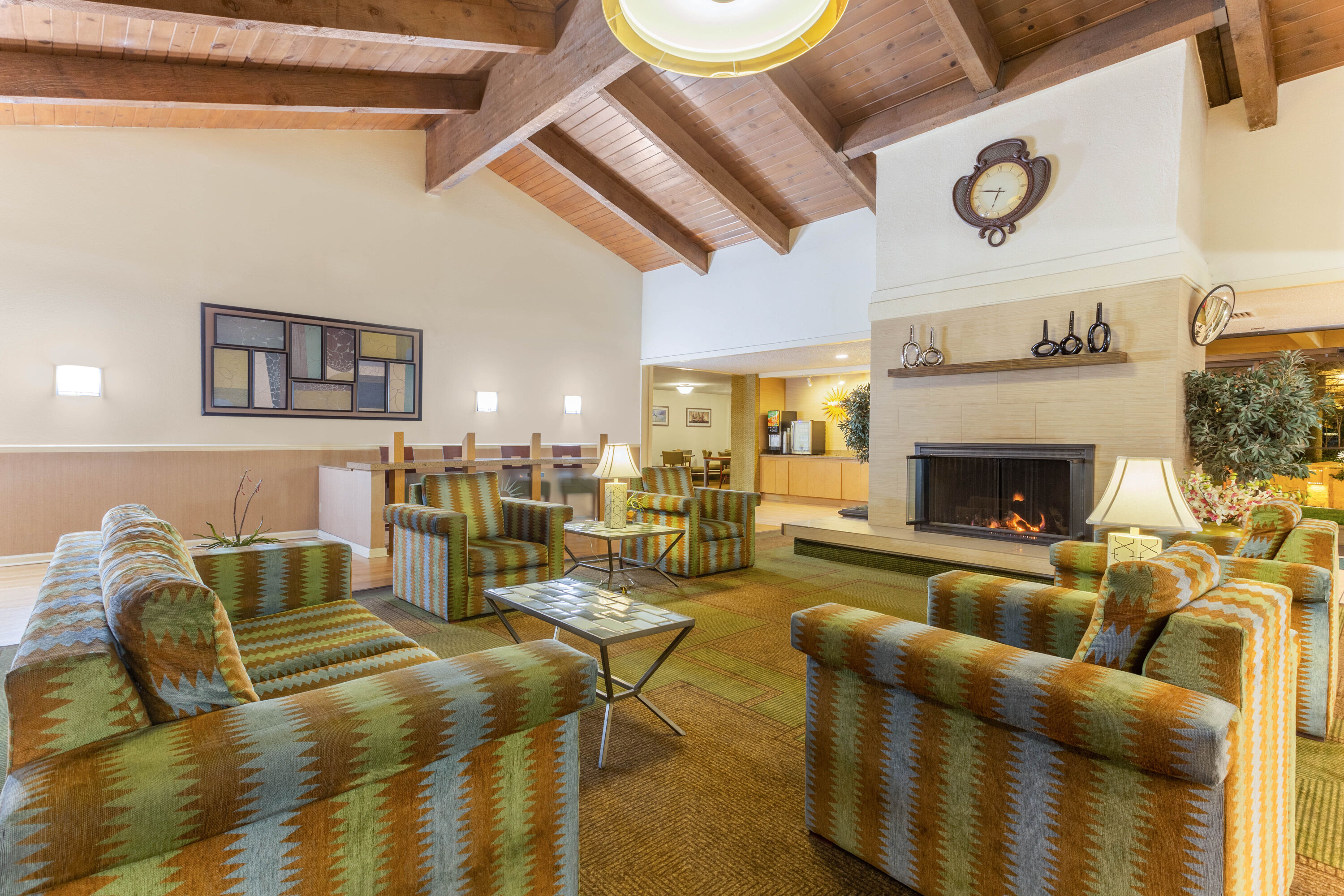 La Quinta Inn & Suites by Wyndham Redding | Redding, CA Hotels