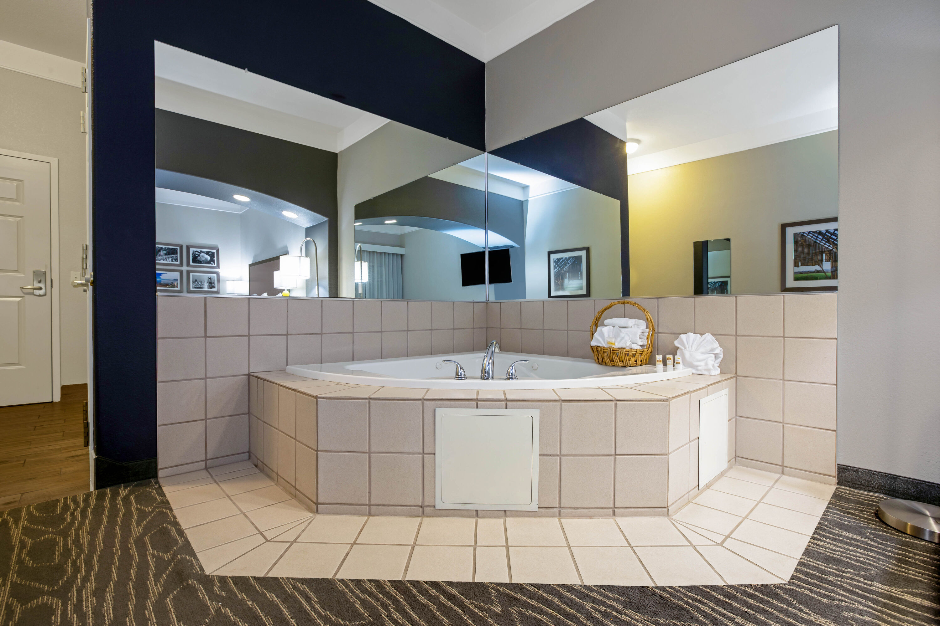 La Quinta Inn & Suites by Wyndham Manteca - Ripon suite in Ripon, California
