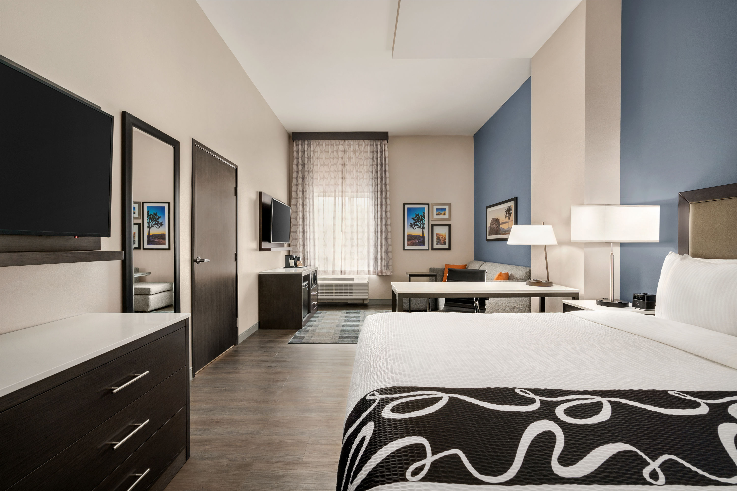 La Quinta Inn & Suites by Wyndham San Bernardino suite in San Bernardino, California