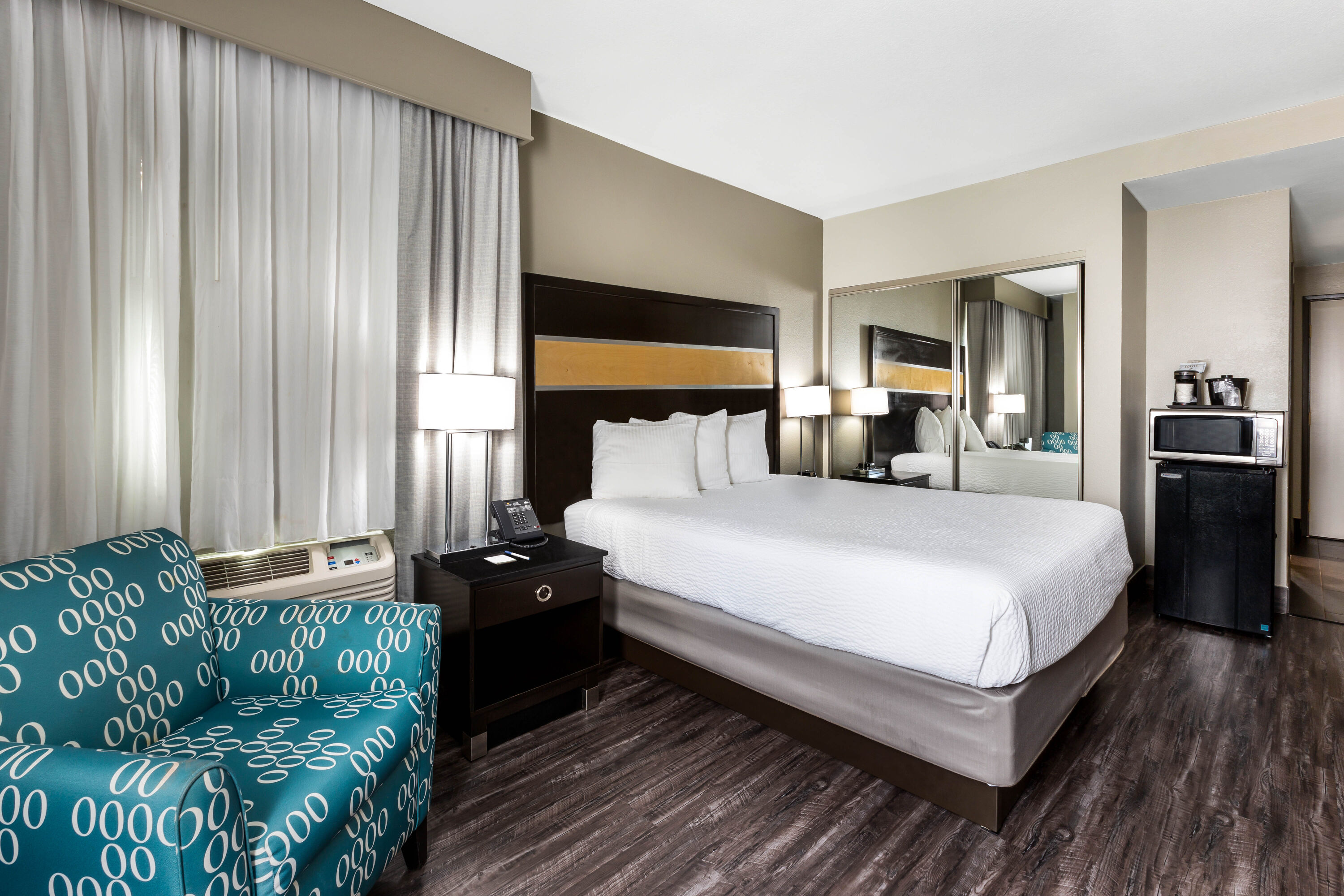 Guest room at the La Quinta Inn & Suites by Wyndham San Diego Mission Bay in San Diego, California