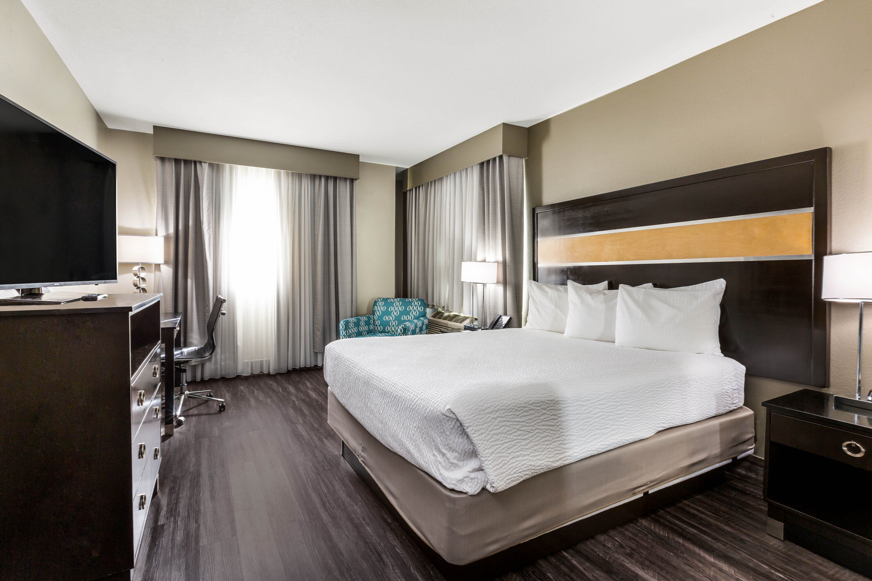 Guest room at the La Quinta Inn & Suites by Wyndham San Diego Mission Bay in San Diego, California