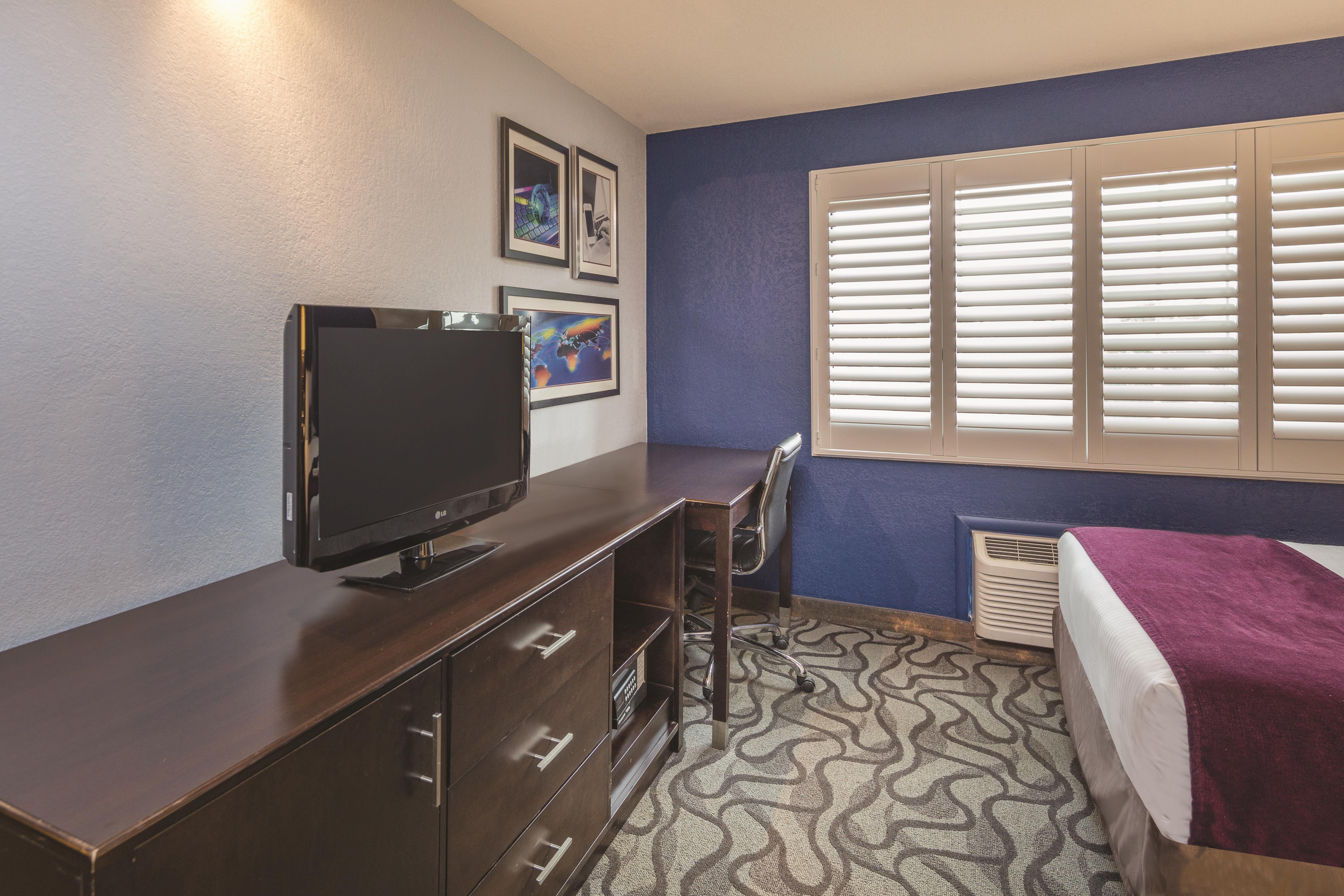 La Quinta Inn & Suites by Wyndham San Jose Airport - hotel rooms