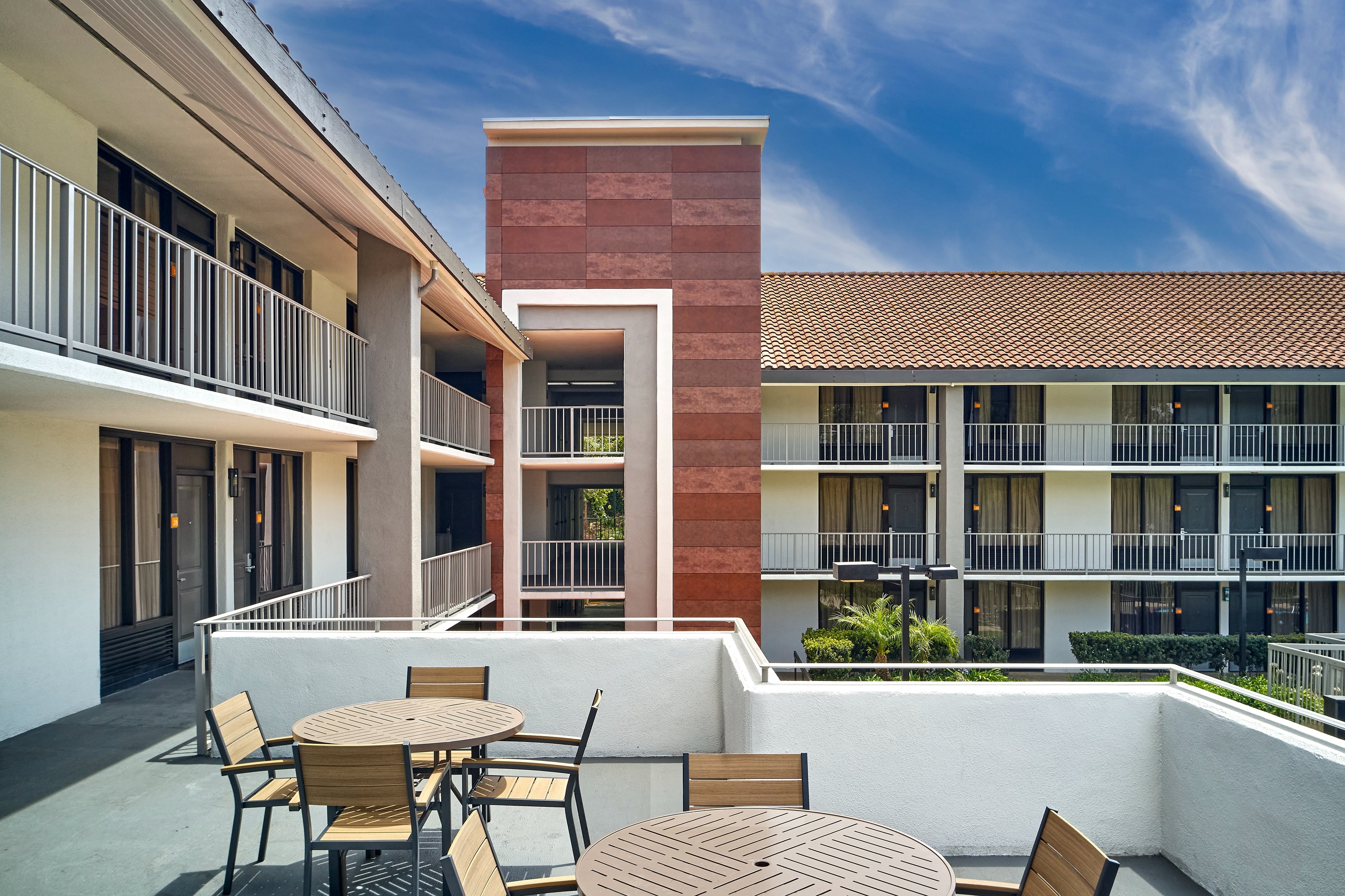 Courtyard at La Quinta Inn & Suites by Wyndham Thousand Oaks-Newbury Park in Thousand Oaks, California