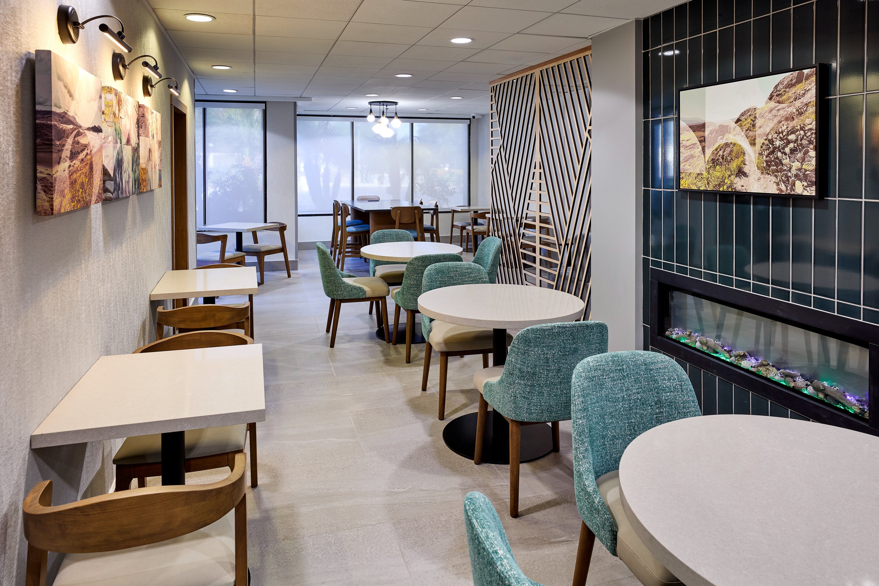 La Quinta Inn & Suites by Wyndham Thousand Oaks-Newbury Park restaurant breakfast area with seating in Thousand Oaks, California