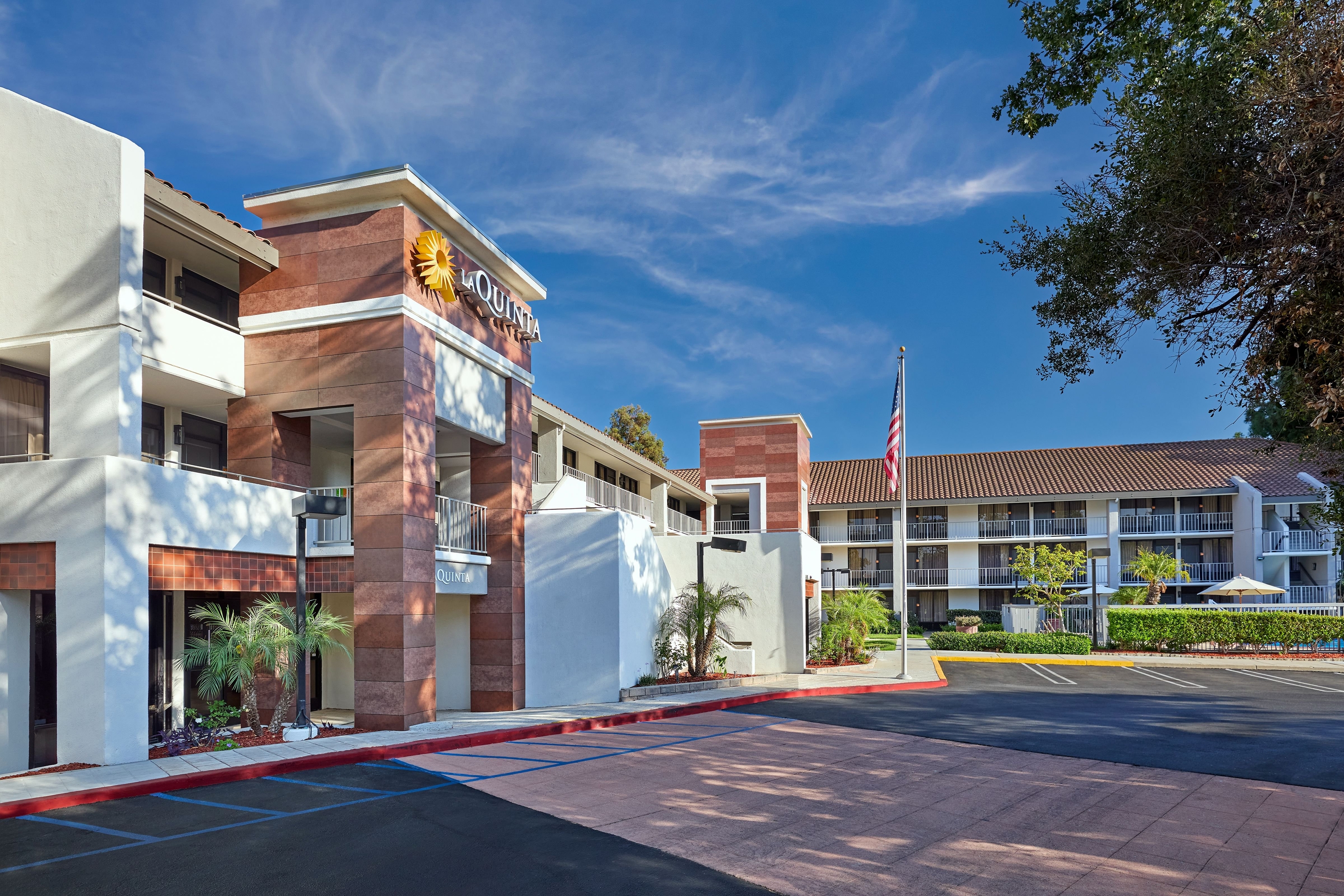 Exterior of La Quinta Inn & Suites by Wyndham Thousand Oaks-Newbury Park hotel in Thousand Oaks, California
