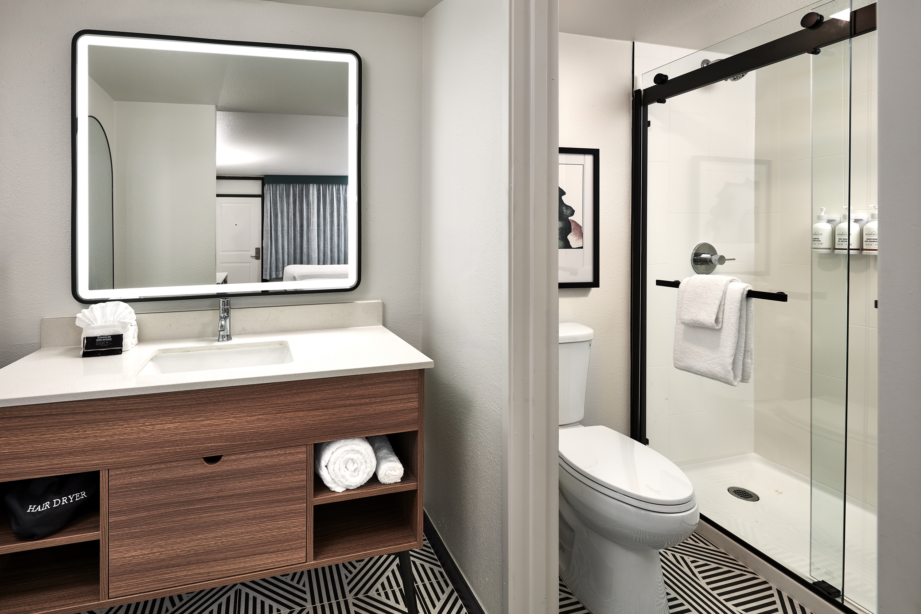 Guest room bath at the La Quinta Inn & Suites by Wyndham Thousand Oaks-Newbury Park in Thousand Oaks, California
