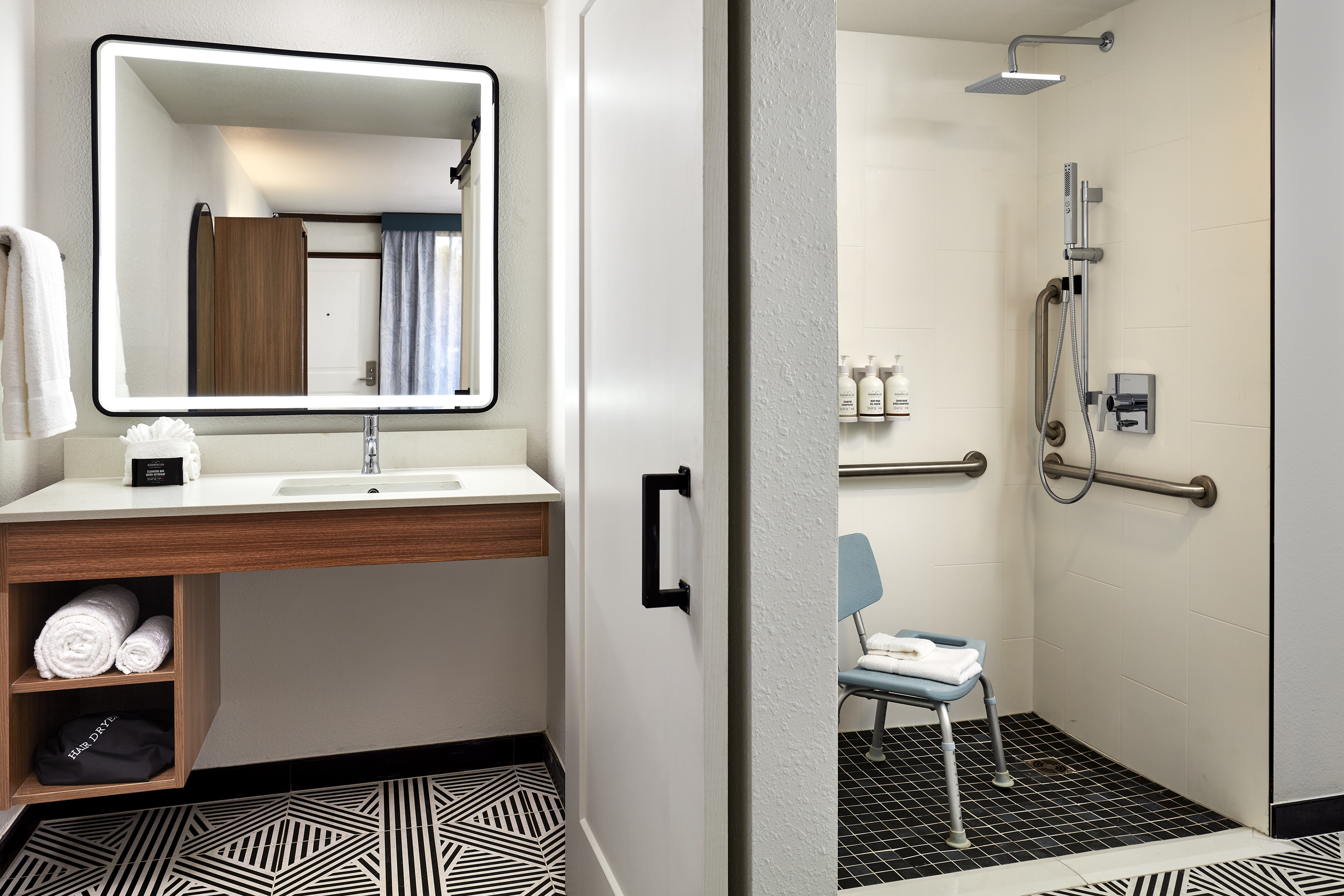 Guest room bath at the La Quinta Inn & Suites by Wyndham Thousand Oaks-Newbury Park in Thousand Oaks, California