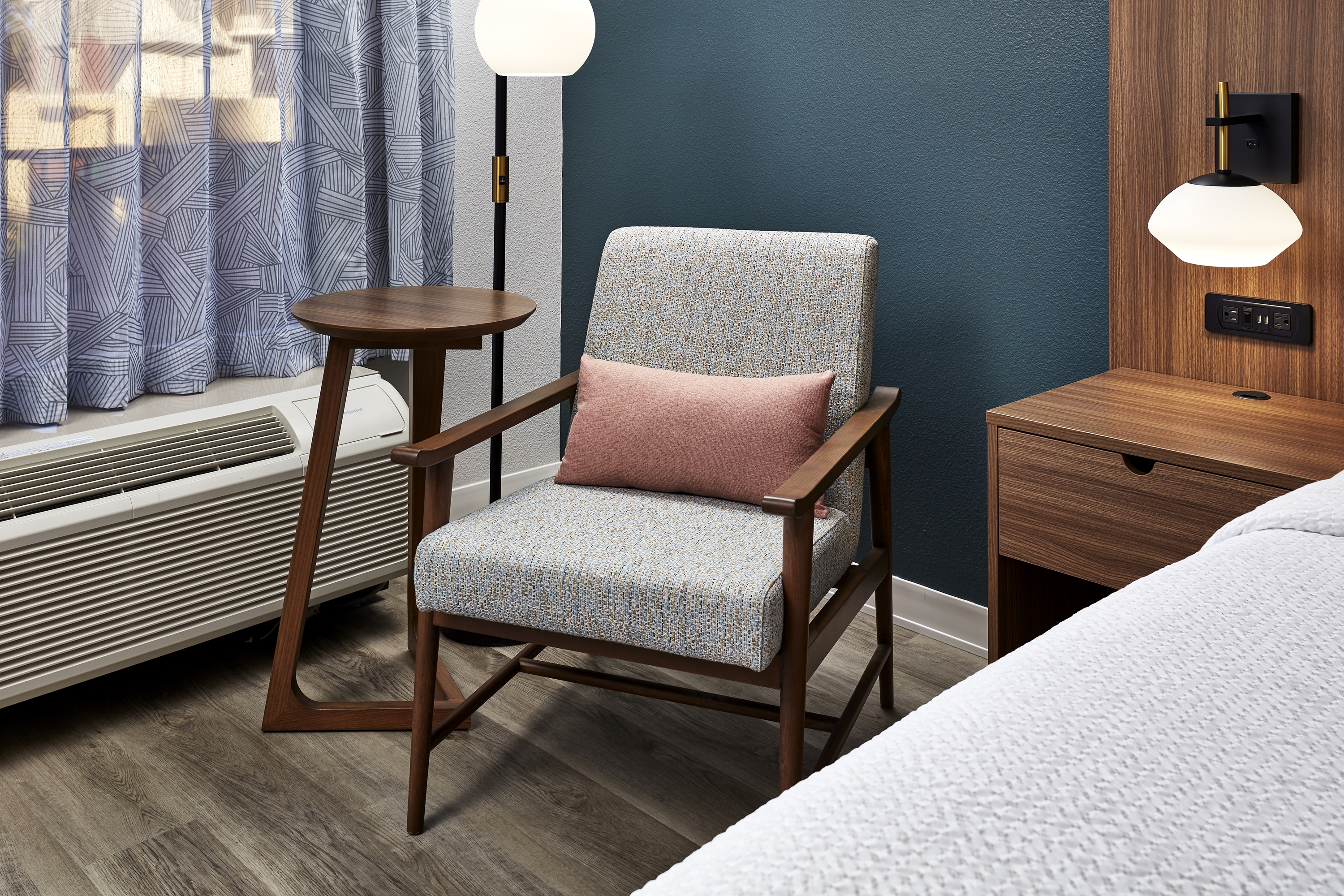 Guest room at the La Quinta Inn & Suites by Wyndham Thousand Oaks-Newbury Park in Thousand Oaks, California