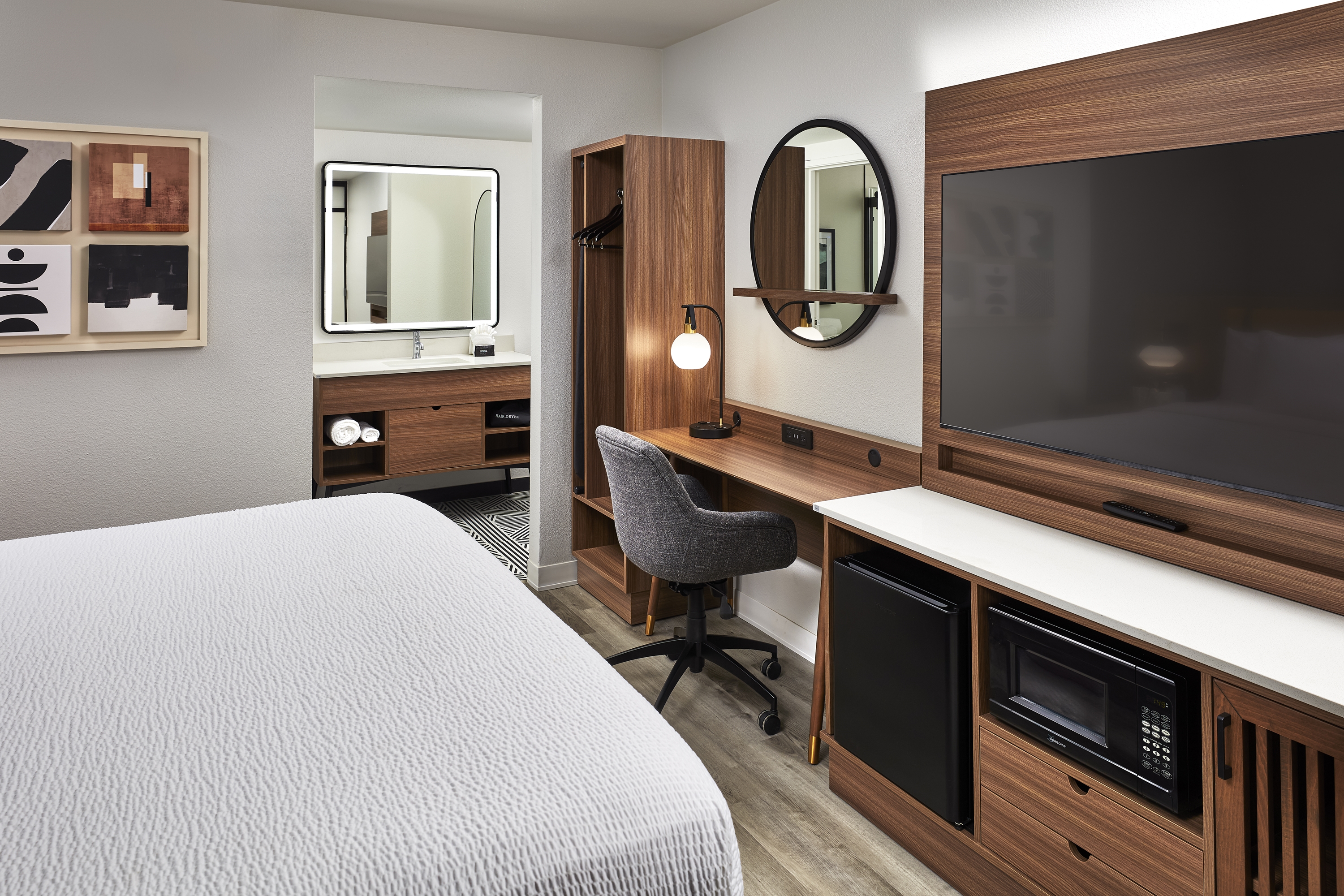 Guest room at the La Quinta Inn & Suites by Wyndham Thousand Oaks-Newbury Park in Thousand Oaks, California