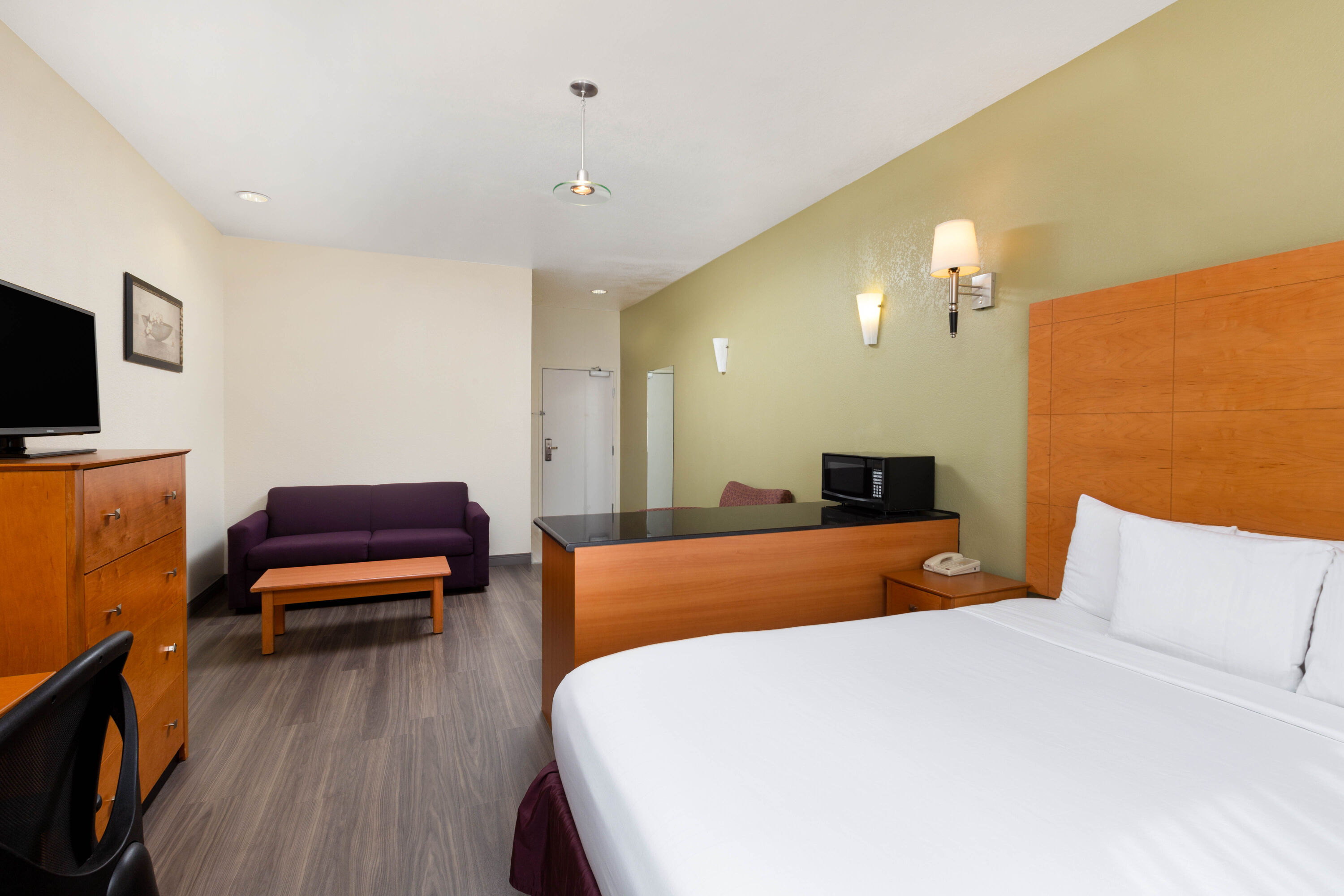 La Quinta Inn & Suites by Wyndham Tulare suite in Tulare, California