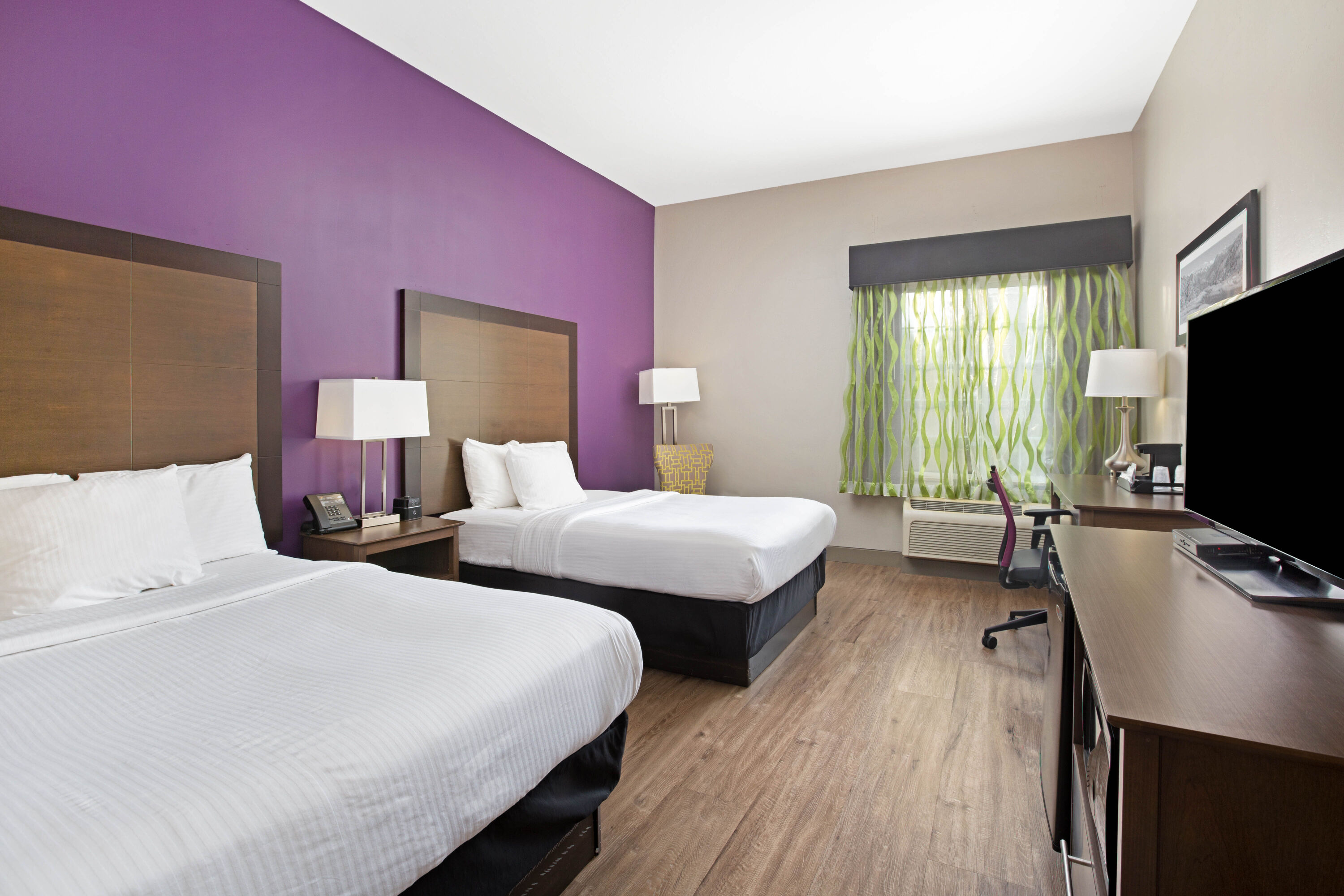 La Quinta Inn & Suites by Wyndham Visalia/Sequoia Gateway - hotel rooms