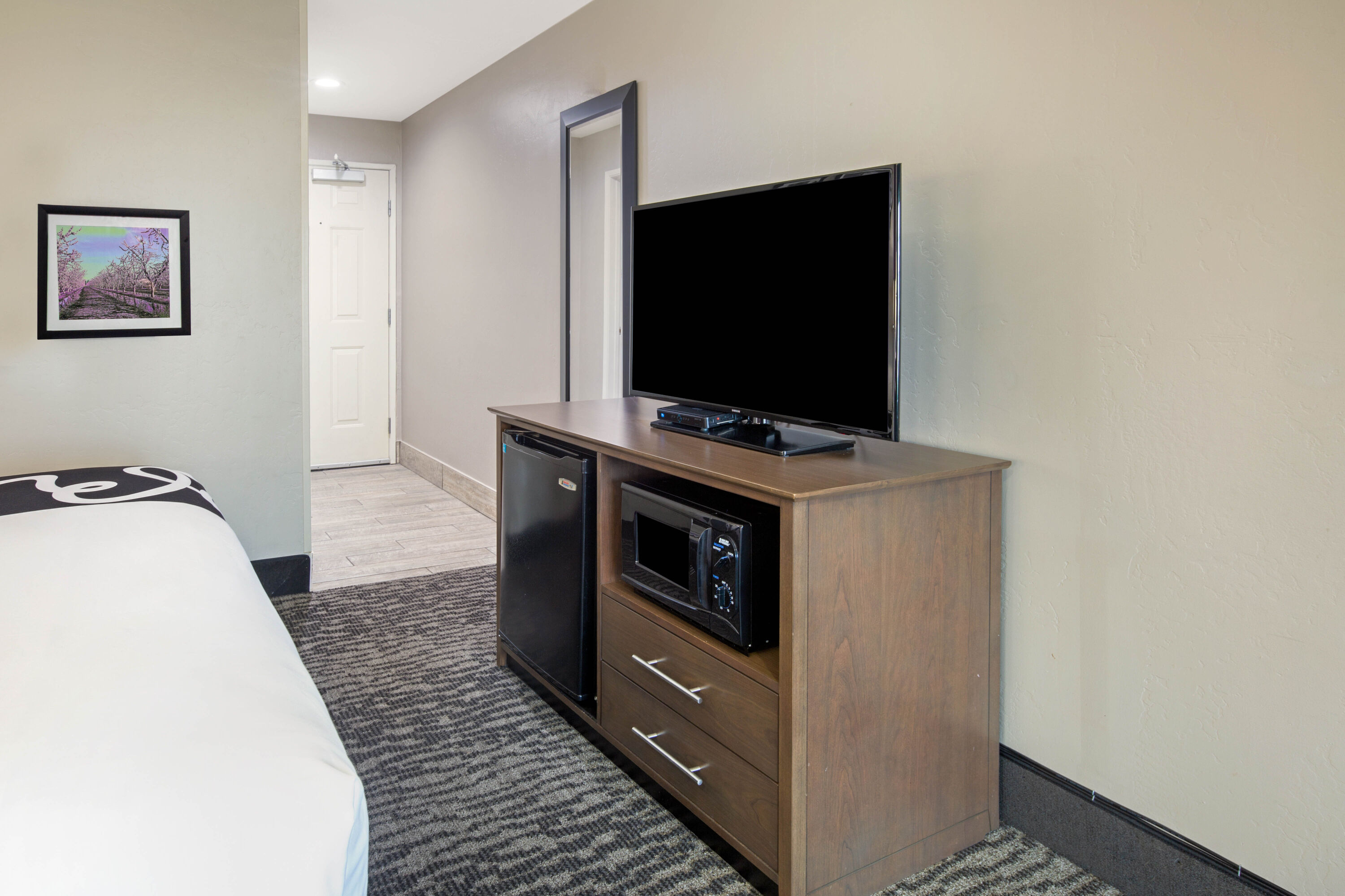 Guest room feature at the La Quinta Inn & Suites by Wyndham Visalia/Sequoia Gateway in Visalia, California