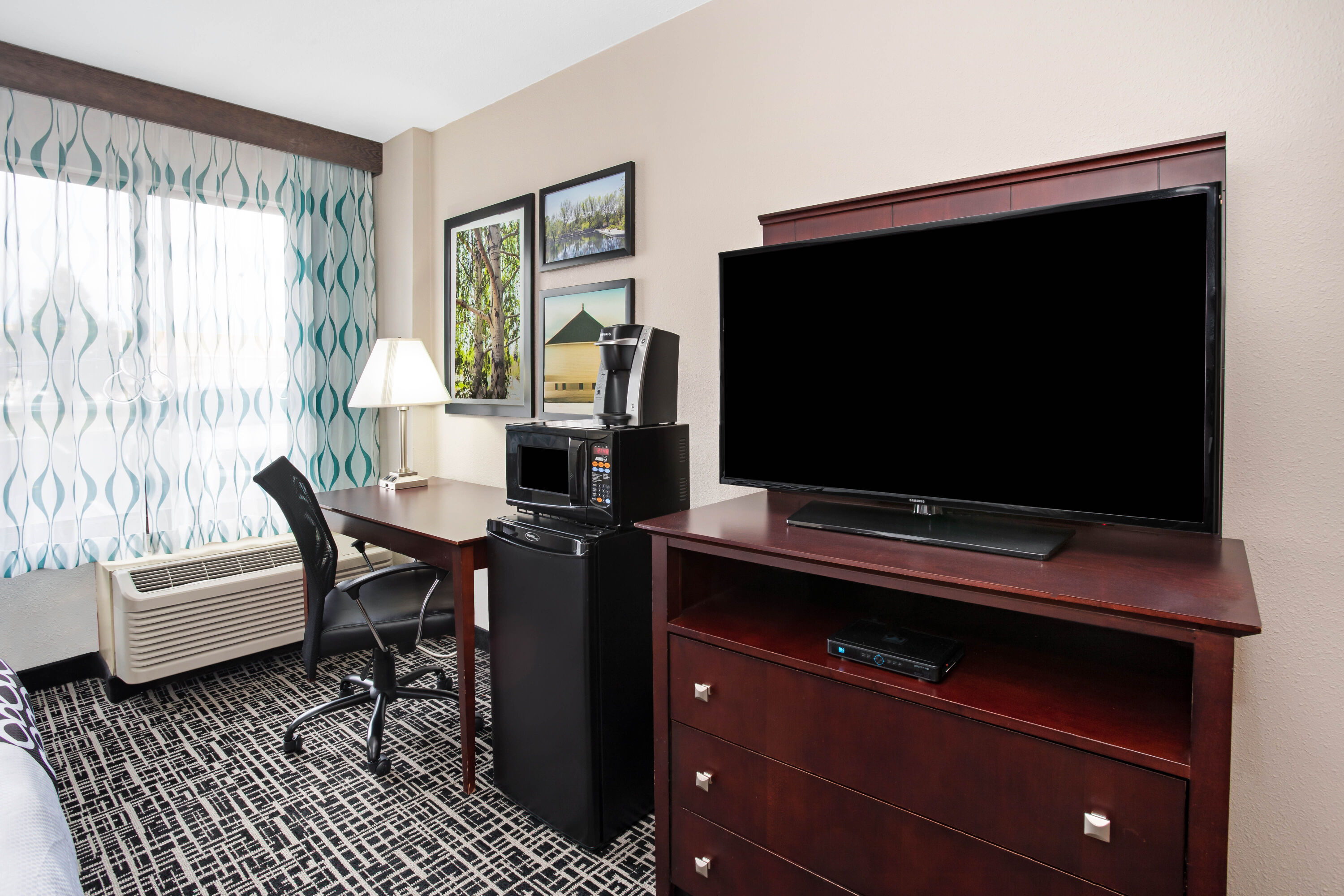 Guest room feature at the La Quinta Inn & Suites by Wyndham Denver Aurora Medical in Aurora, Colorado