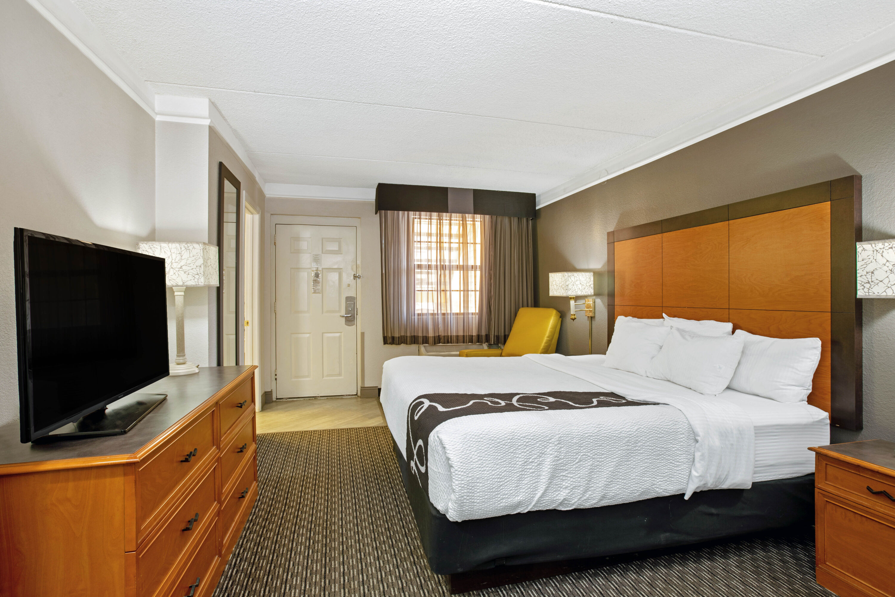 Hotel Near Golden Corral - er7b8px
