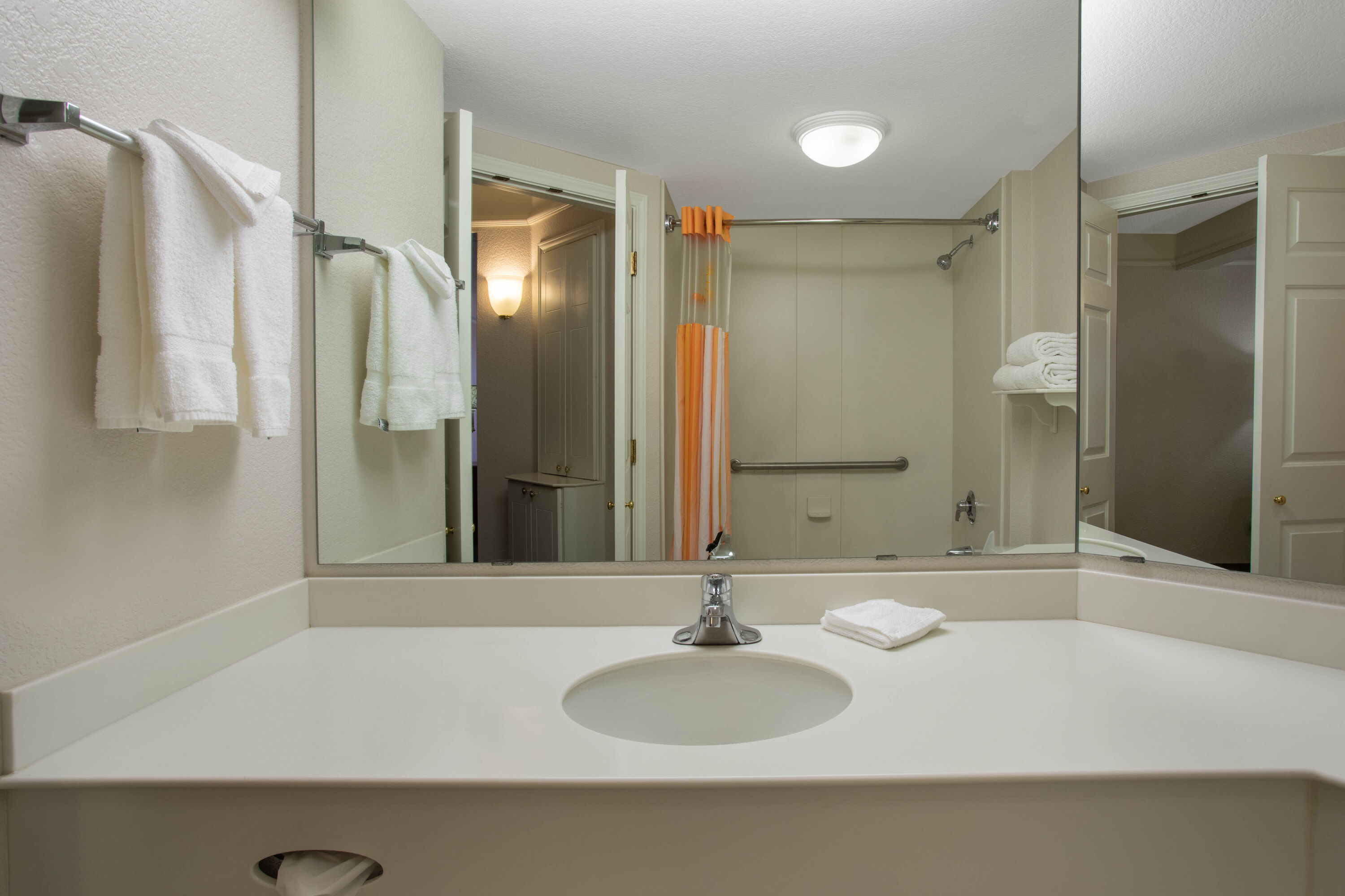 Guest room bath at the La Quinta Inn & Suites by Wyndham Denver Southwest Lakewood in Lakewood, Colorado