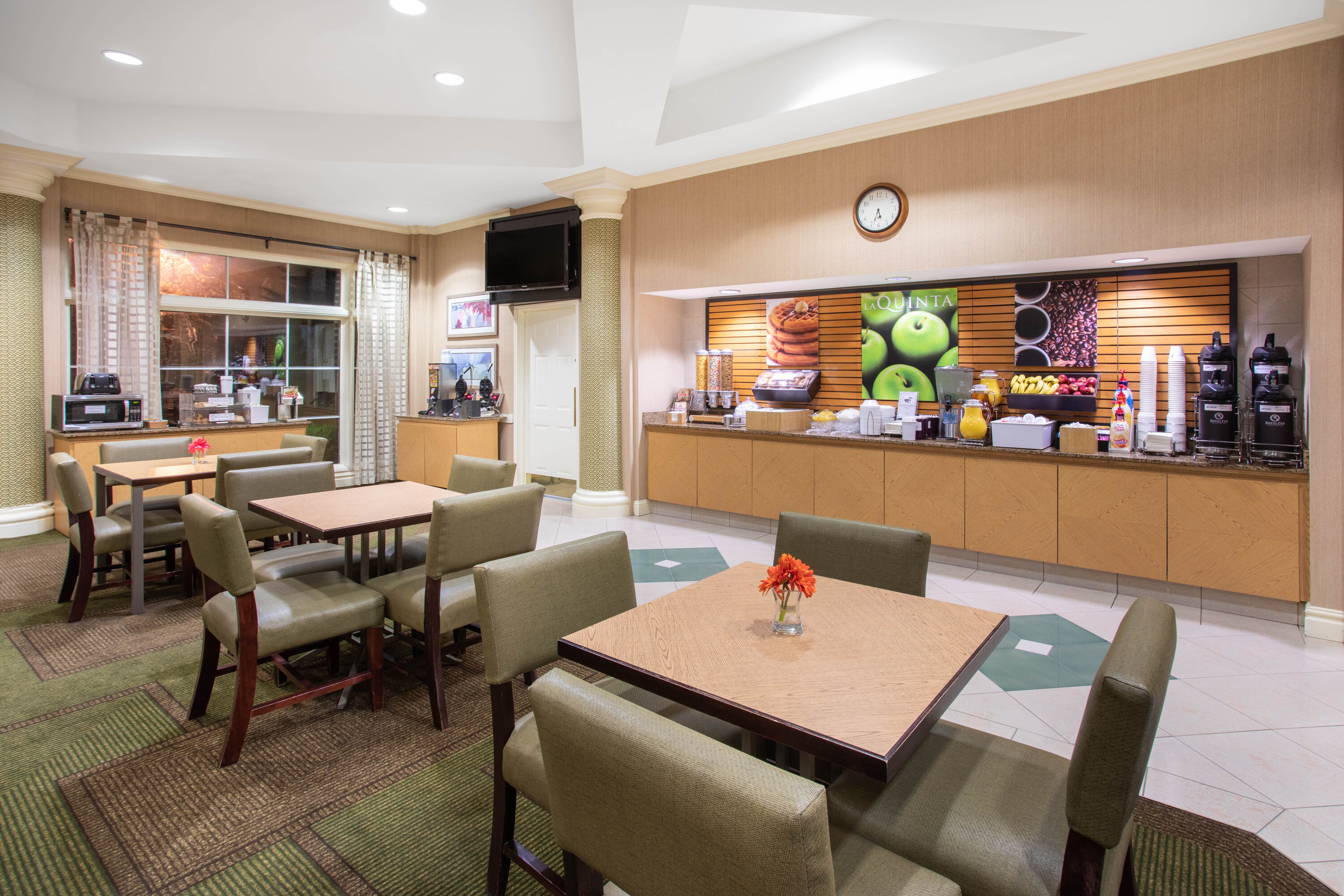 Free breakfast at La Quinta Inn & Suites by Wyndham Denver Southwest Lakewood in Lakewood, Colorado