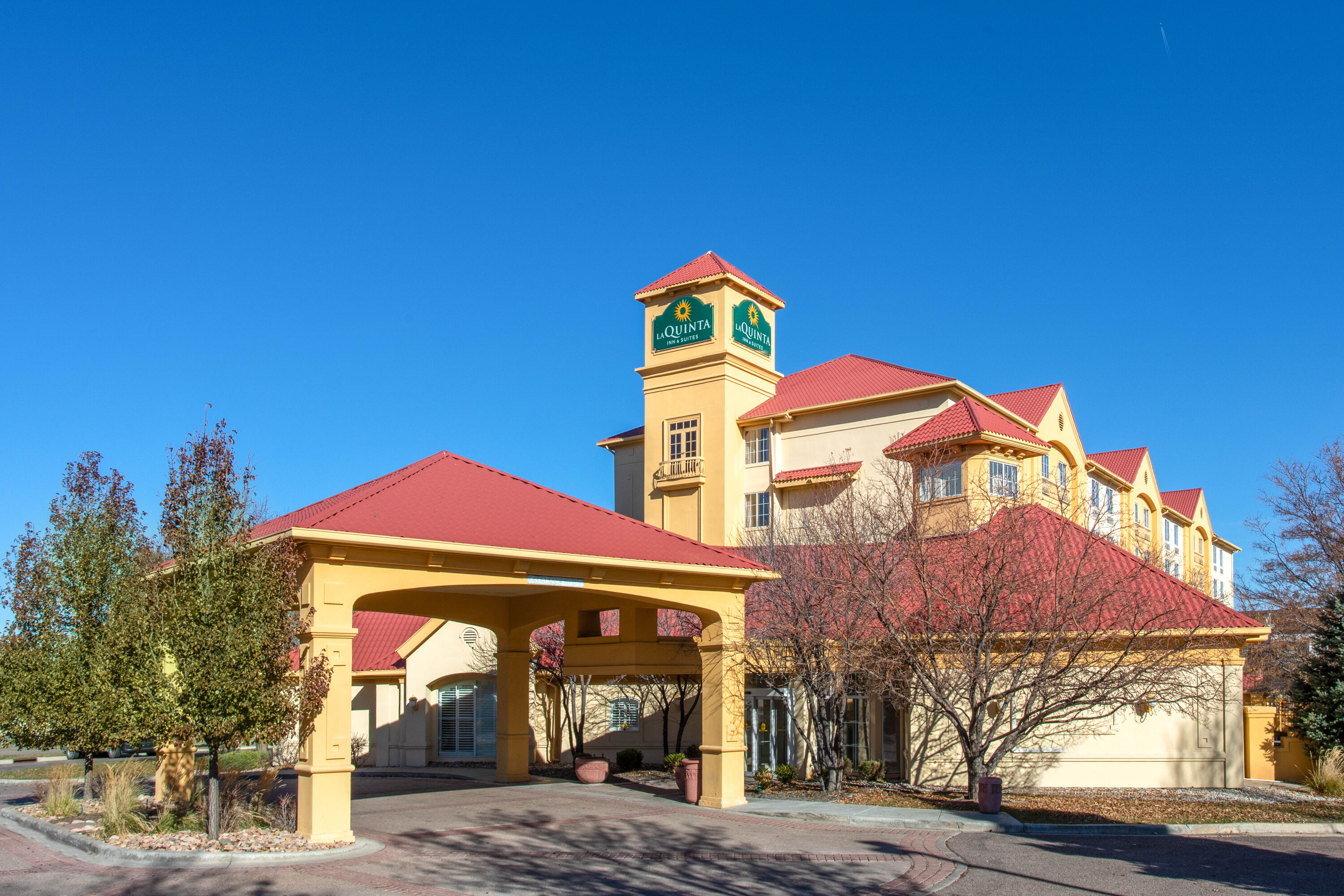 Exterior Day Image of La Quinta Inn & Suites by Wyndham Denver Southwest Lakewood hotel in Lakewood, Colorado