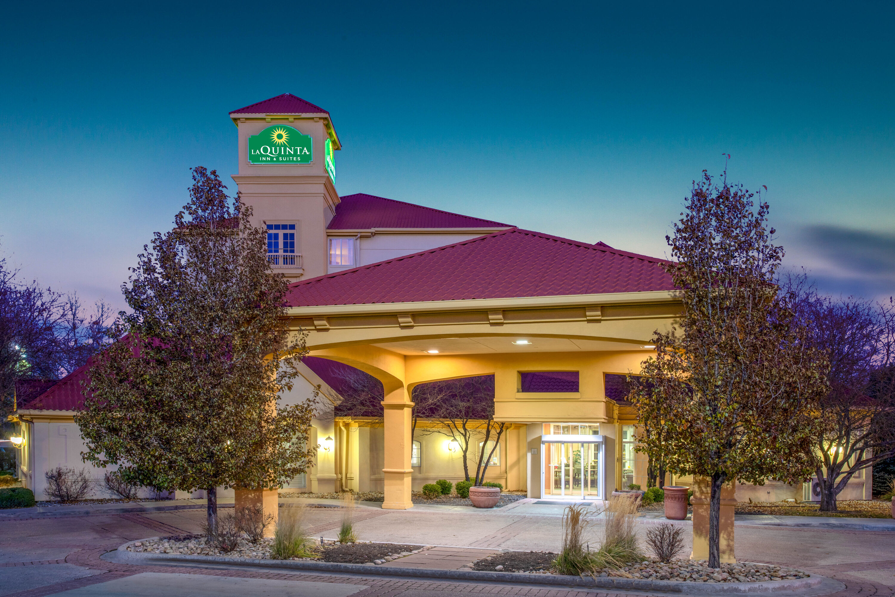 Exterior Dusk Image of La Quinta Inn & Suites by Wyndham Denver Southwest Lakewood hotel in Lakewood, Colorado