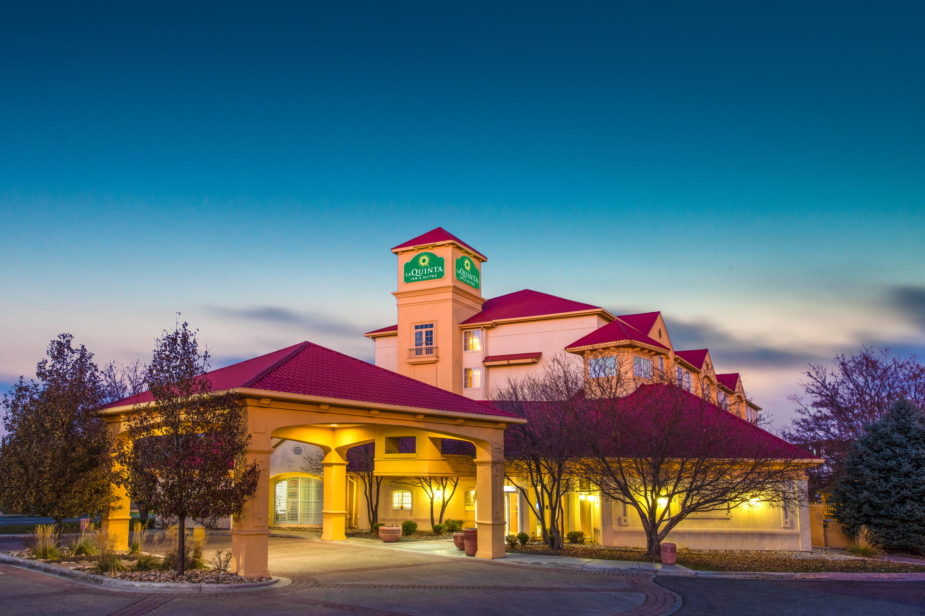 Exterior Dusk Image of La Quinta Inn & Suites by Wyndham Denver Southwest Lakewood hotel in Lakewood, Colorado