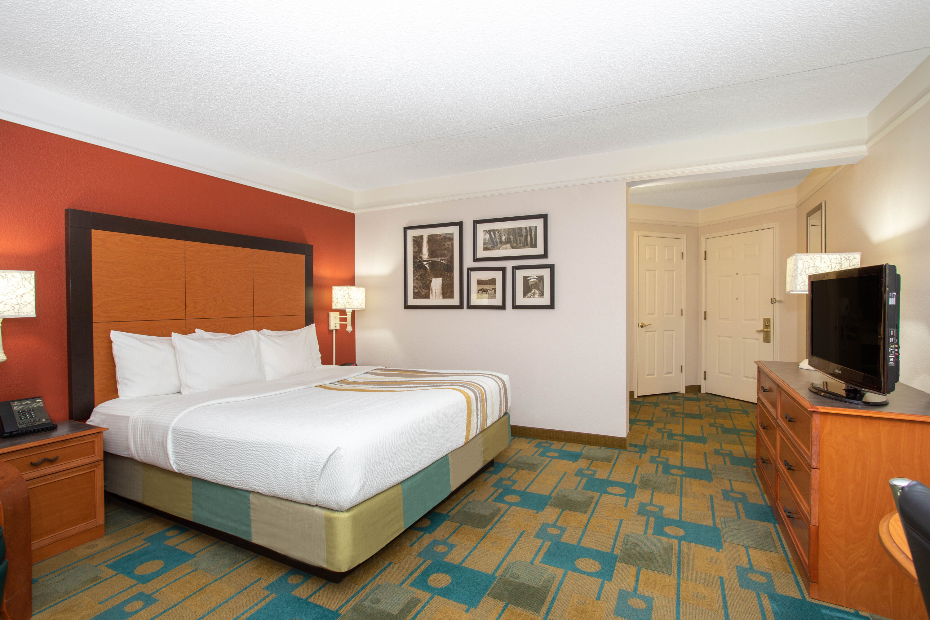 Guest room at the La Quinta Inn & Suites by Wyndham Denver Southwest Lakewood in Lakewood, Colorado