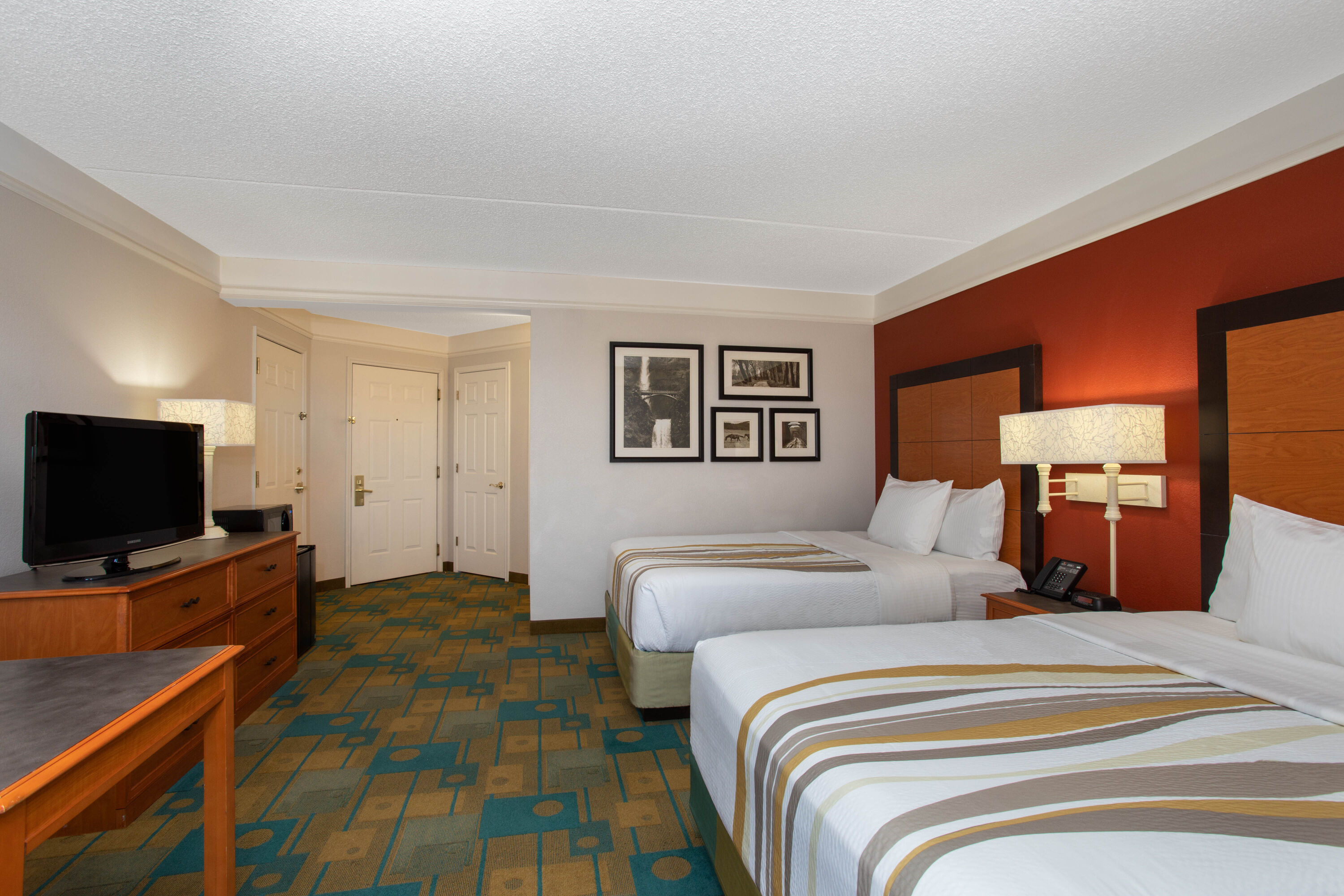 Guest room at the La Quinta Inn & Suites by Wyndham Denver Southwest Lakewood in Lakewood, Colorado