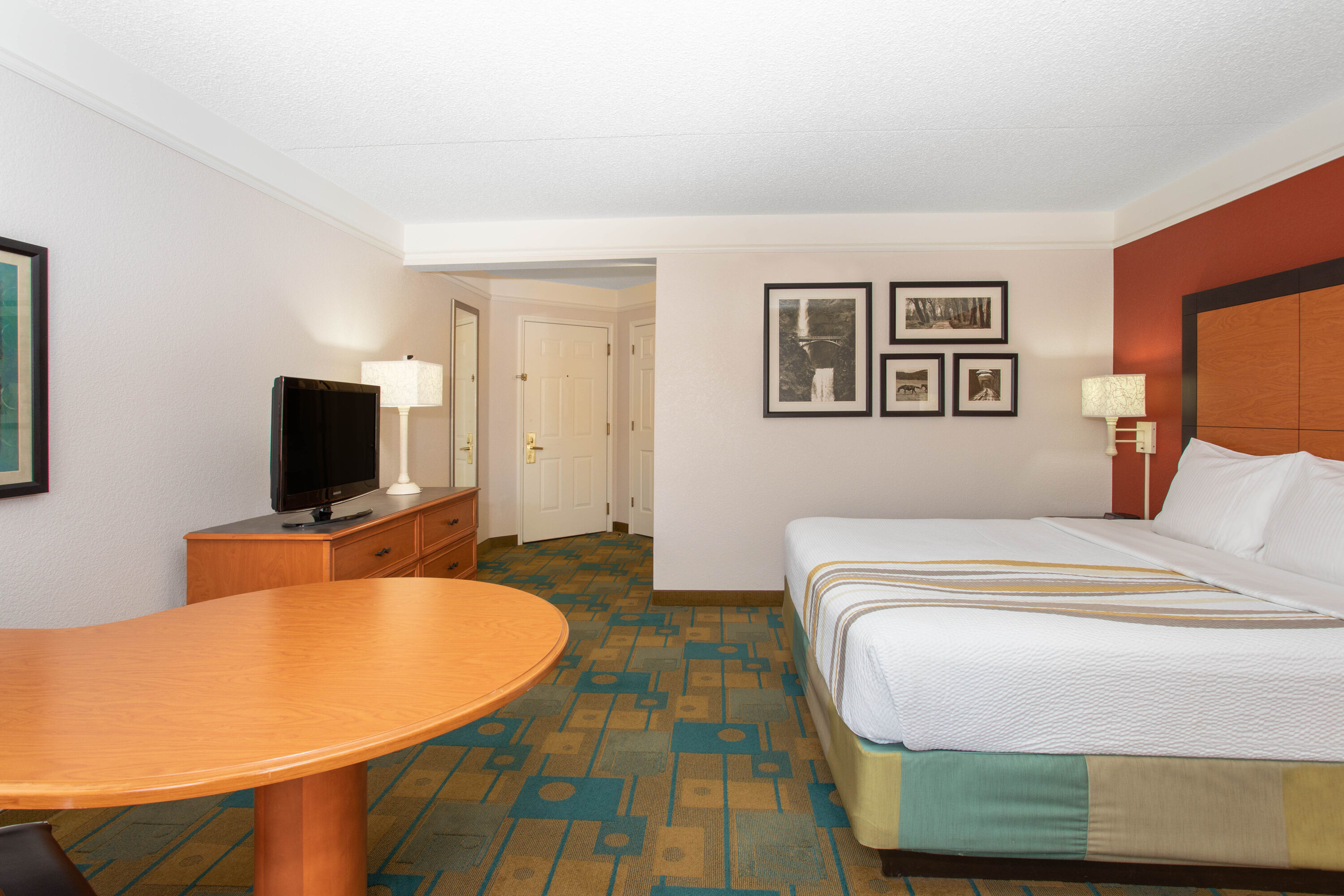 Guest room at the La Quinta Inn & Suites by Wyndham Denver Southwest Lakewood in Lakewood, Colorado