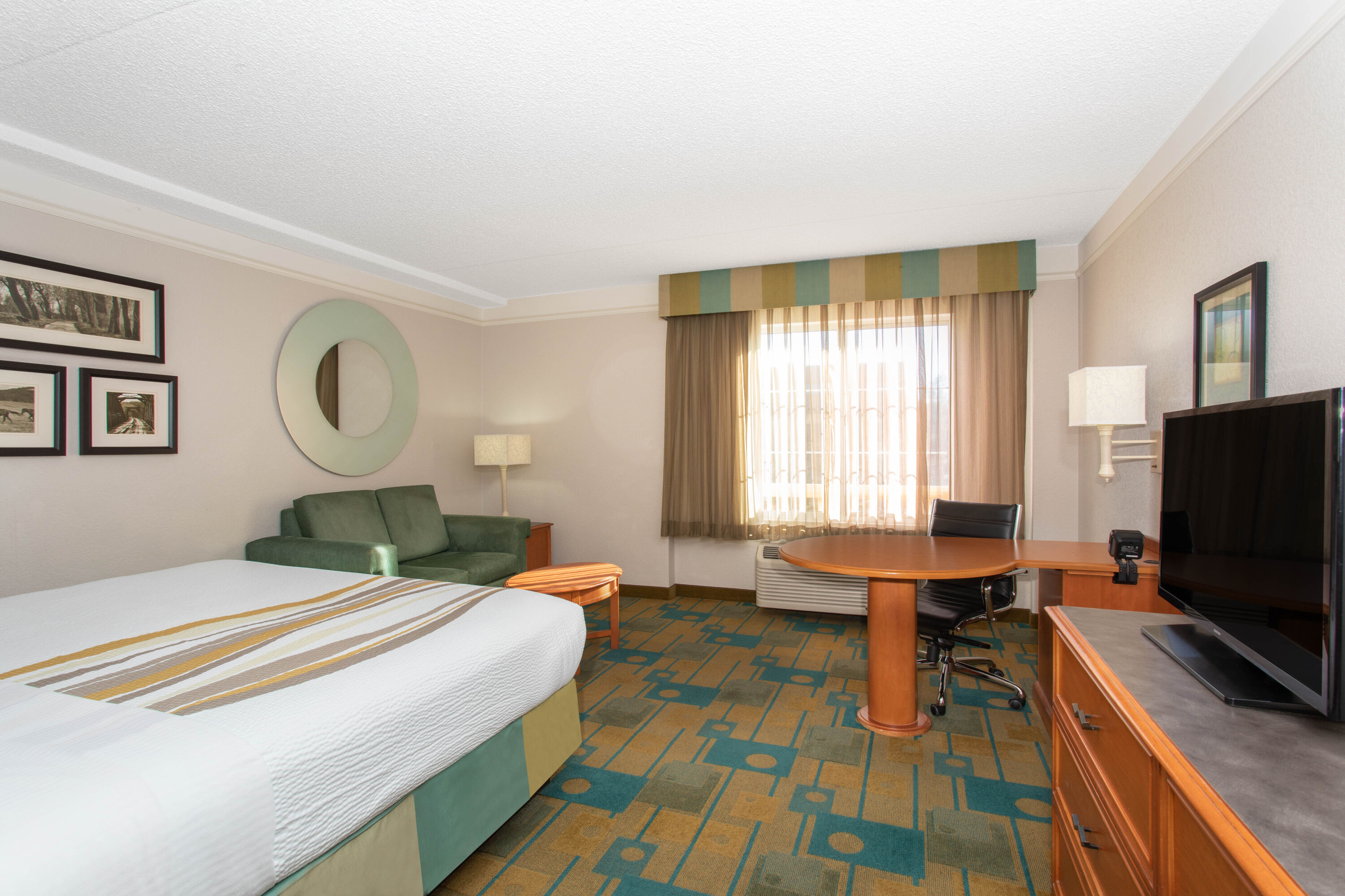 Guest room at the La Quinta Inn & Suites by Wyndham Denver Southwest Lakewood in Lakewood, Colorado
