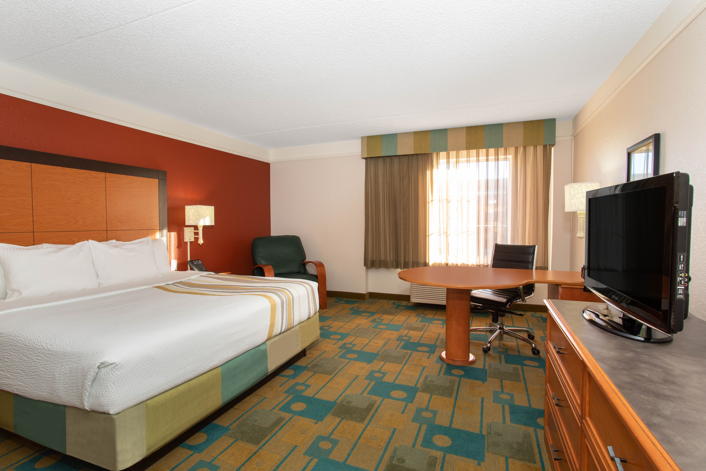 Guest room at the La Quinta Inn & Suites by Wyndham Denver Southwest Lakewood in Lakewood, Colorado